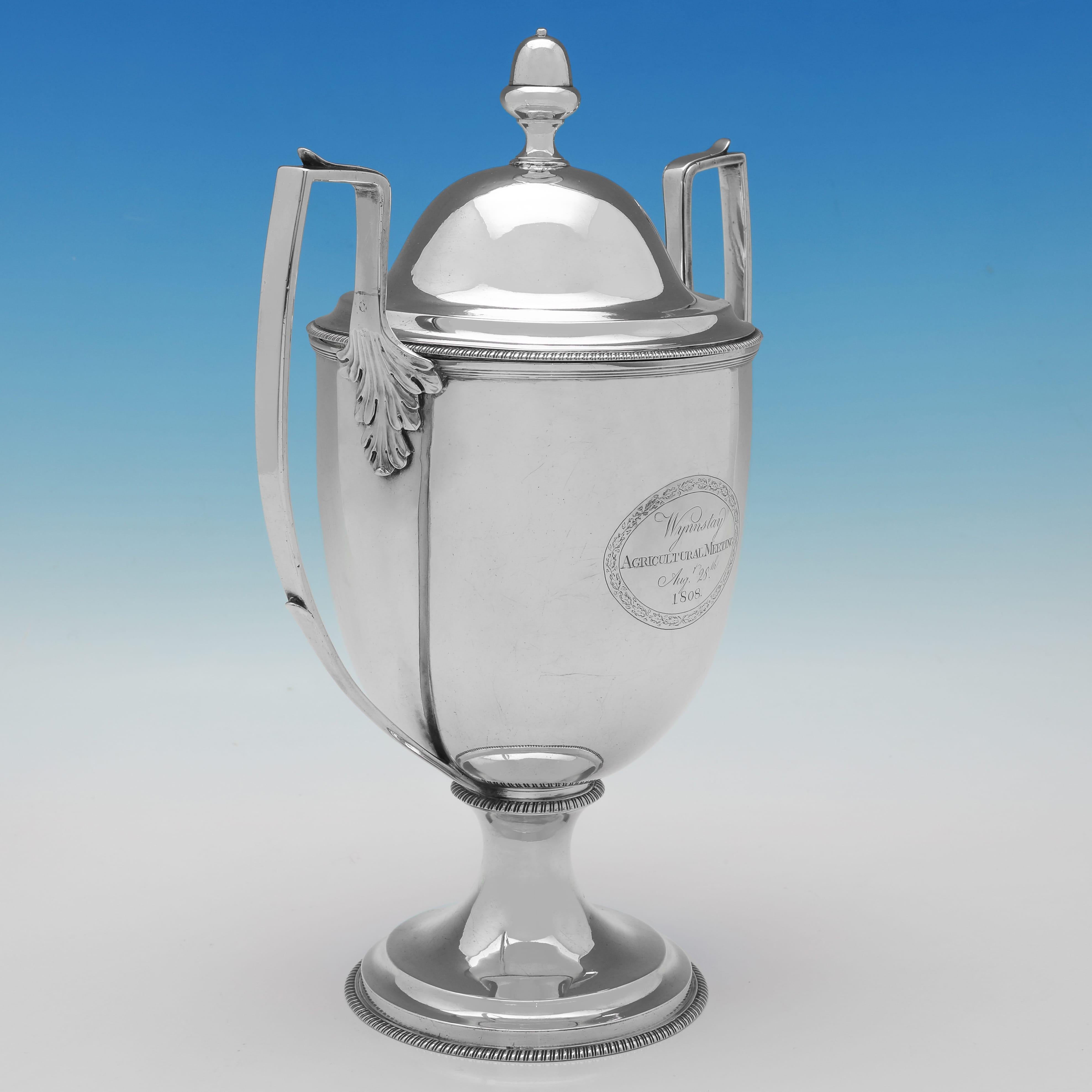 Marcada en Londres en 1808 por William Bennett, esta hermosa Taza y Tapa Antiguas de Plata de Ley del Periodo de Jorge III es de diseño sencillo y lleva una inscripción en uno de los lados que reza: 