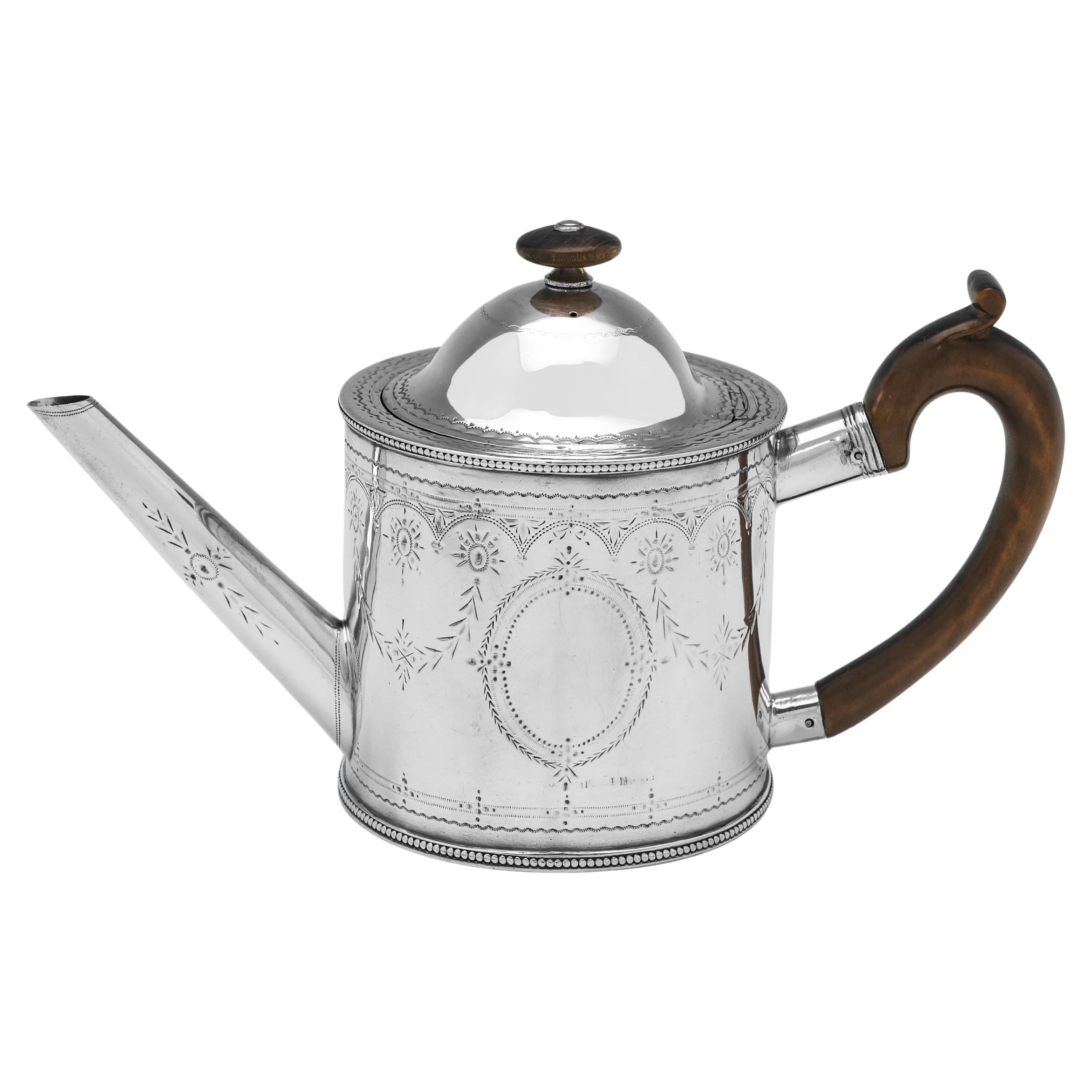 Tetera "Drum" de plata de ley del periodo de Jorge III, matasellada en Londres en 1774