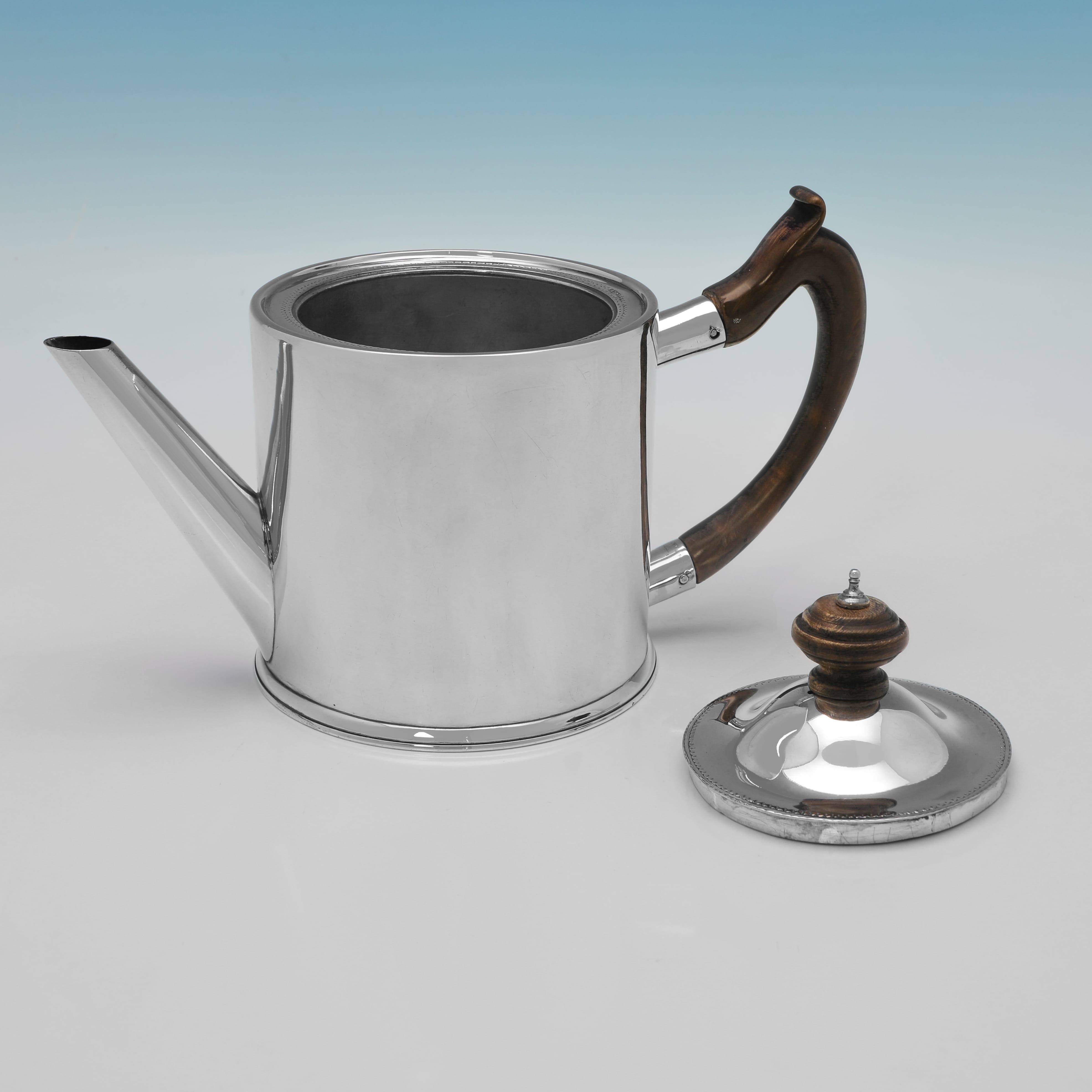 Poinçonnée à Londres en 1773 par Walter Brind, cette belle théière ancienne en argent sterling de George III est en forme de 