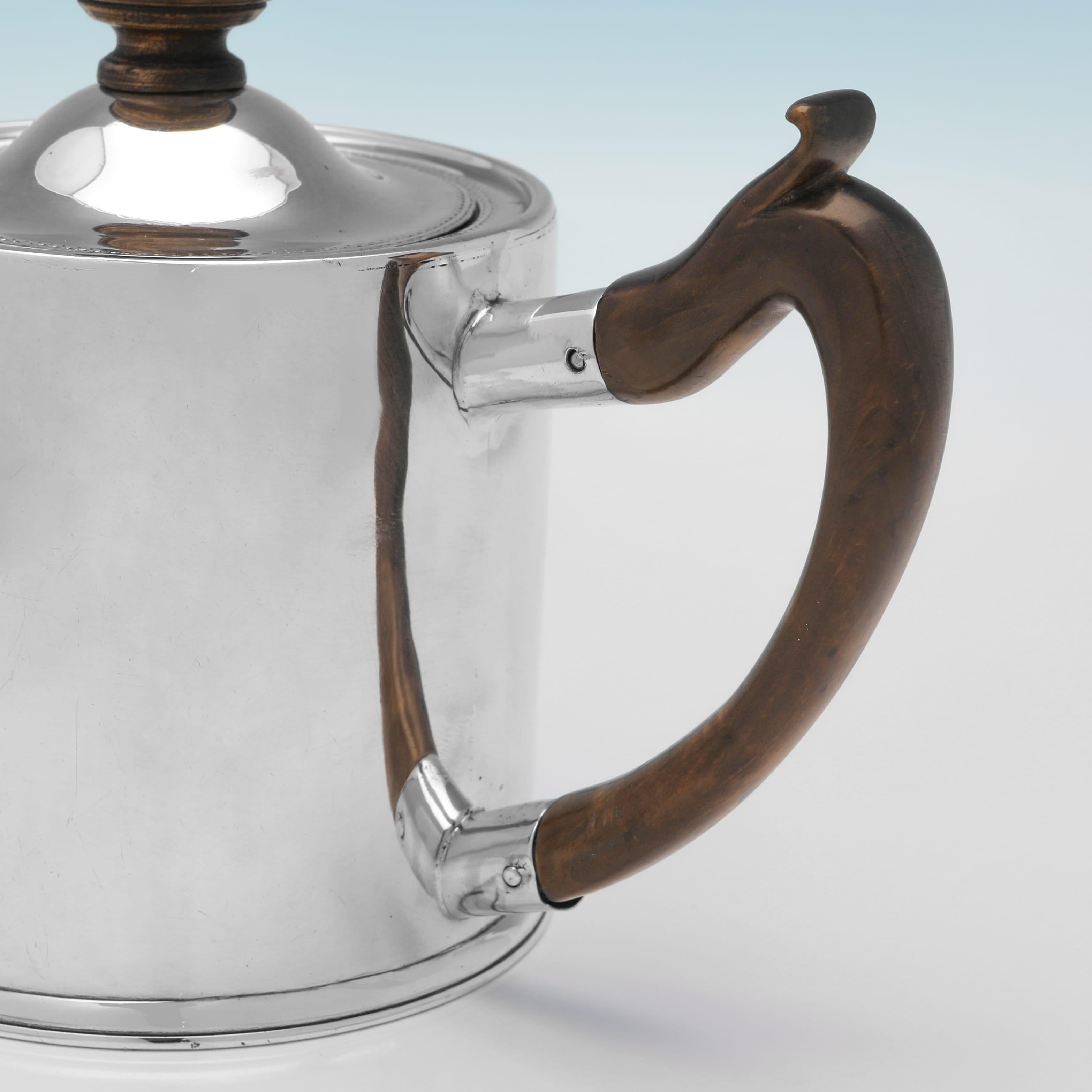 Théière Drum d'époque George III en argent sterling fabriquée à Londres en 1773 Bon état - En vente à London, London