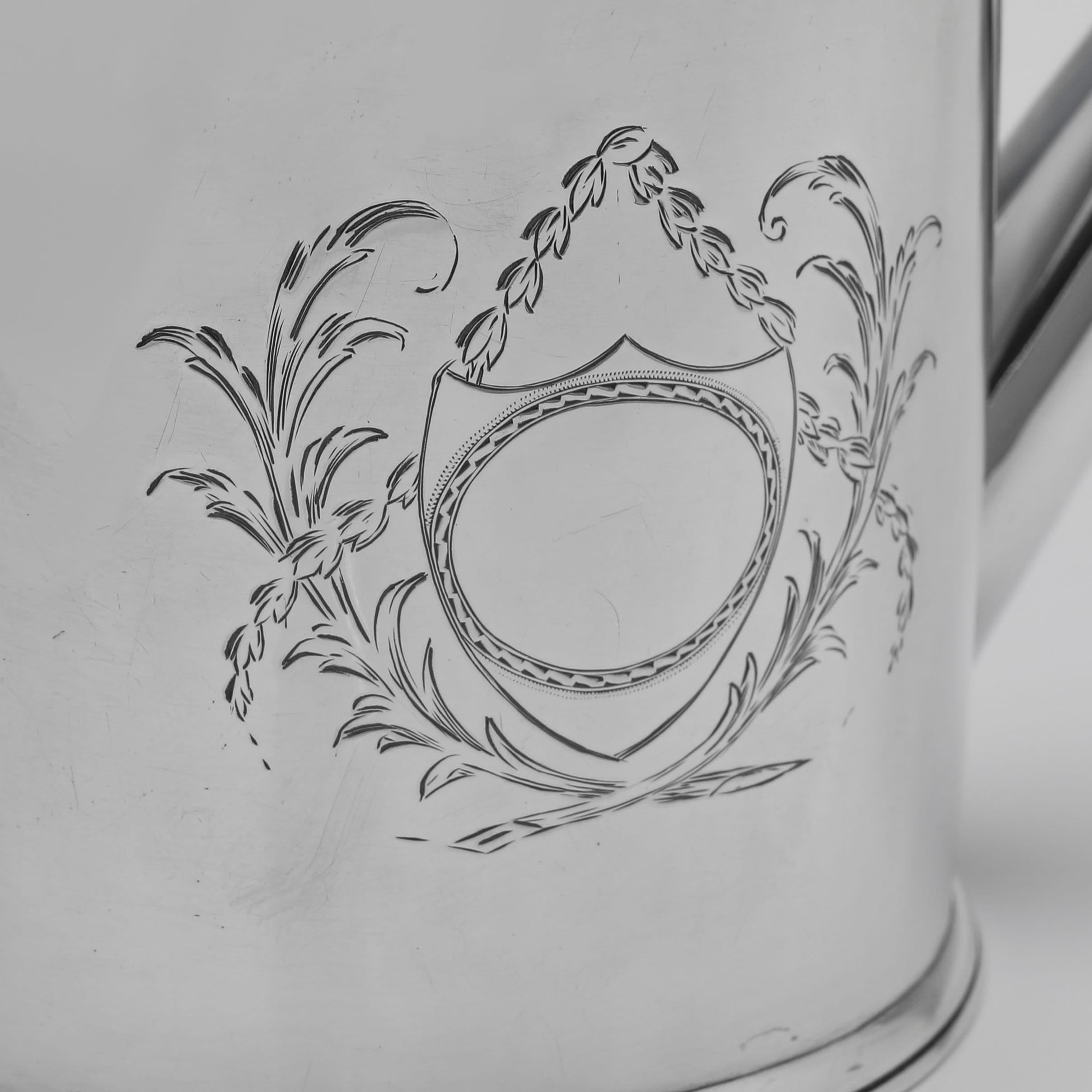 Fin du XVIIIe siècle Théière Drum d'époque George III en argent sterling fabriquée à Londres en 1773 en vente