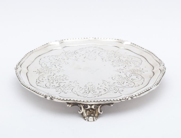 George III Period Sterling Silver Footed Salver/Tray In Good Condition For Sale In New York, NY