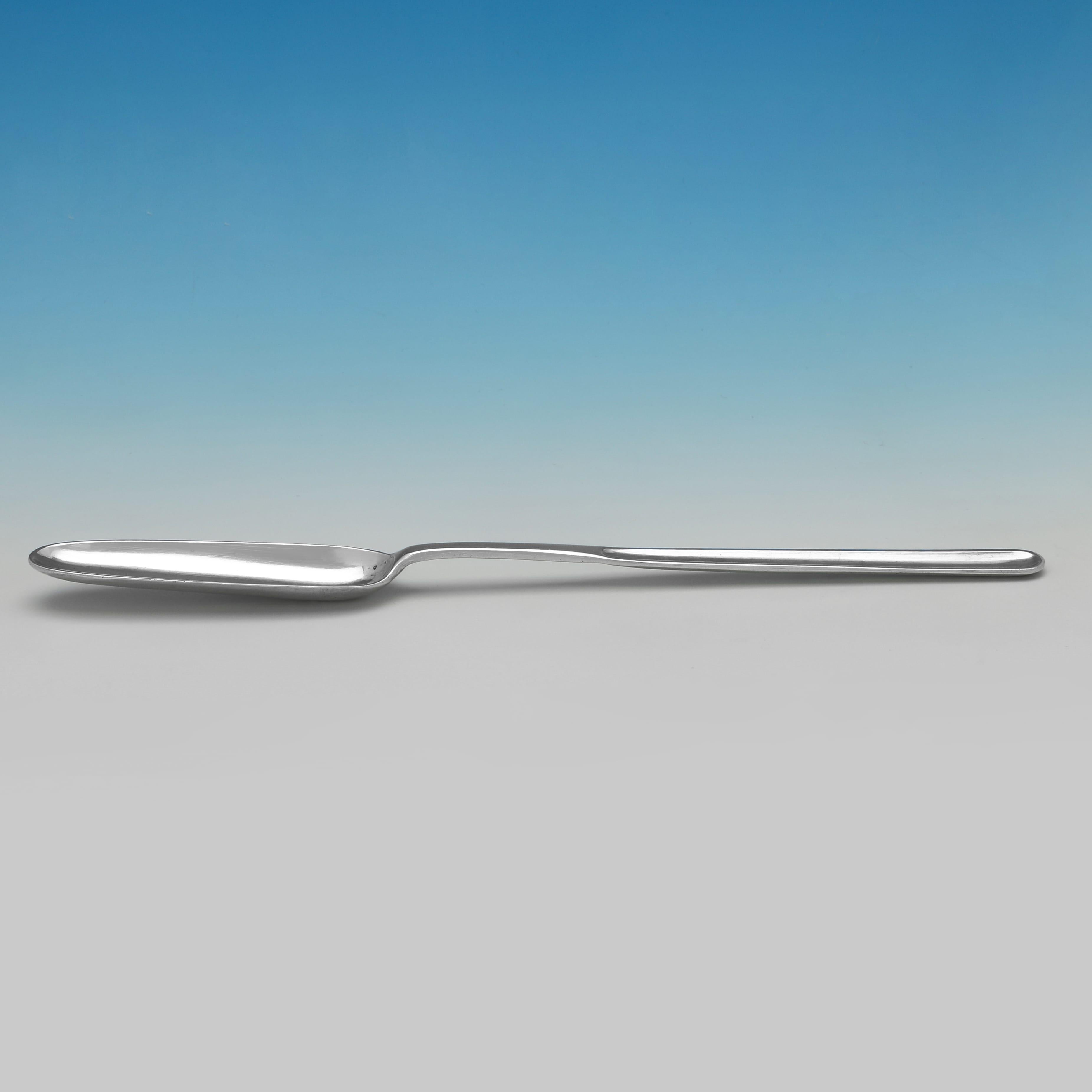 Poinçonnée à Londres en 1785 par Stephen Adams I, cette belle cuillère à moelle en argent sterling d'époque George III, de forme traditionnelle, est gravée au dos d'initiales contemporaines. La pelle à moelle mesure 8,75