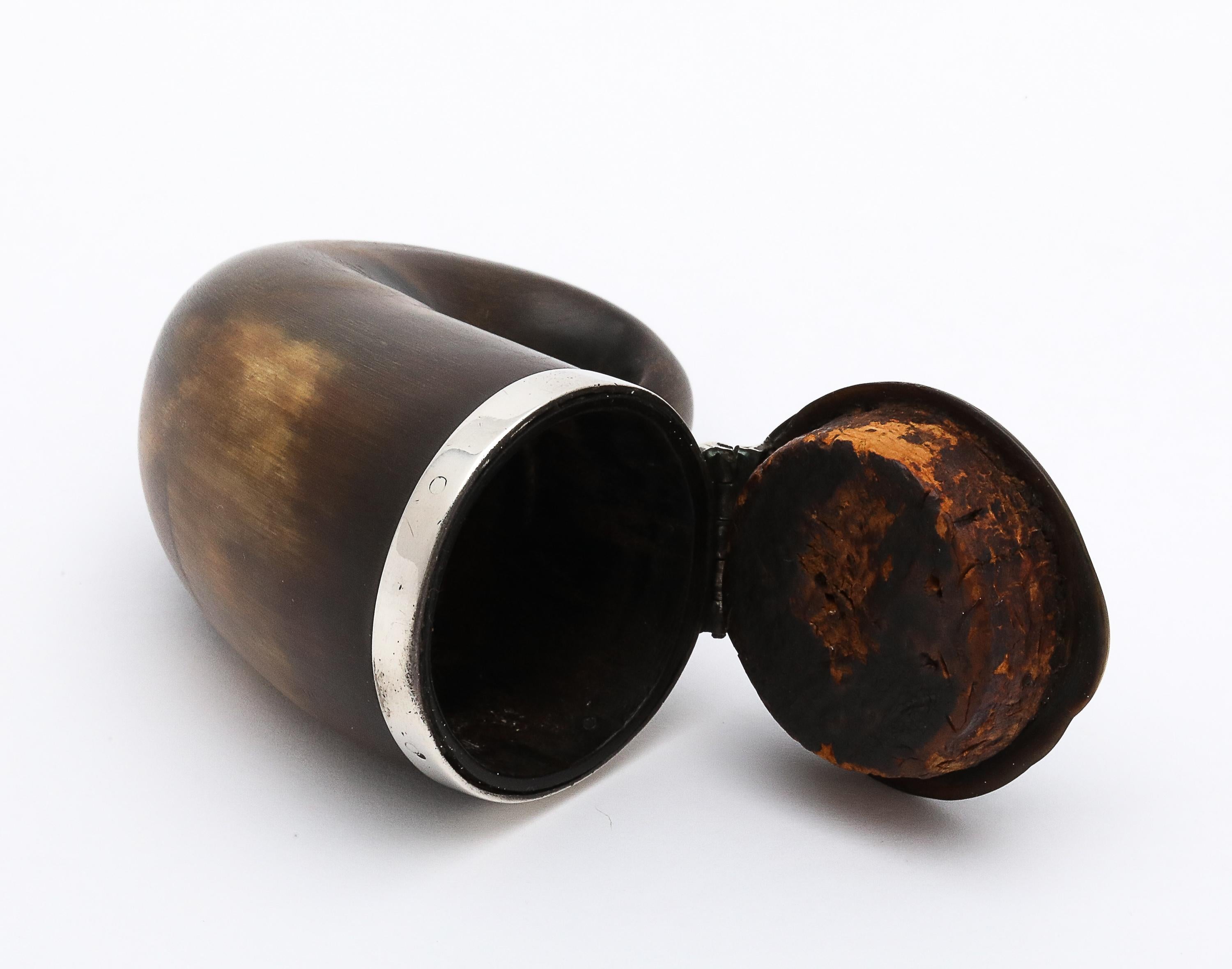 George III Period Sterling Silver-Mounted Scottish Snuff Mull With Hinged Lid en vente 5