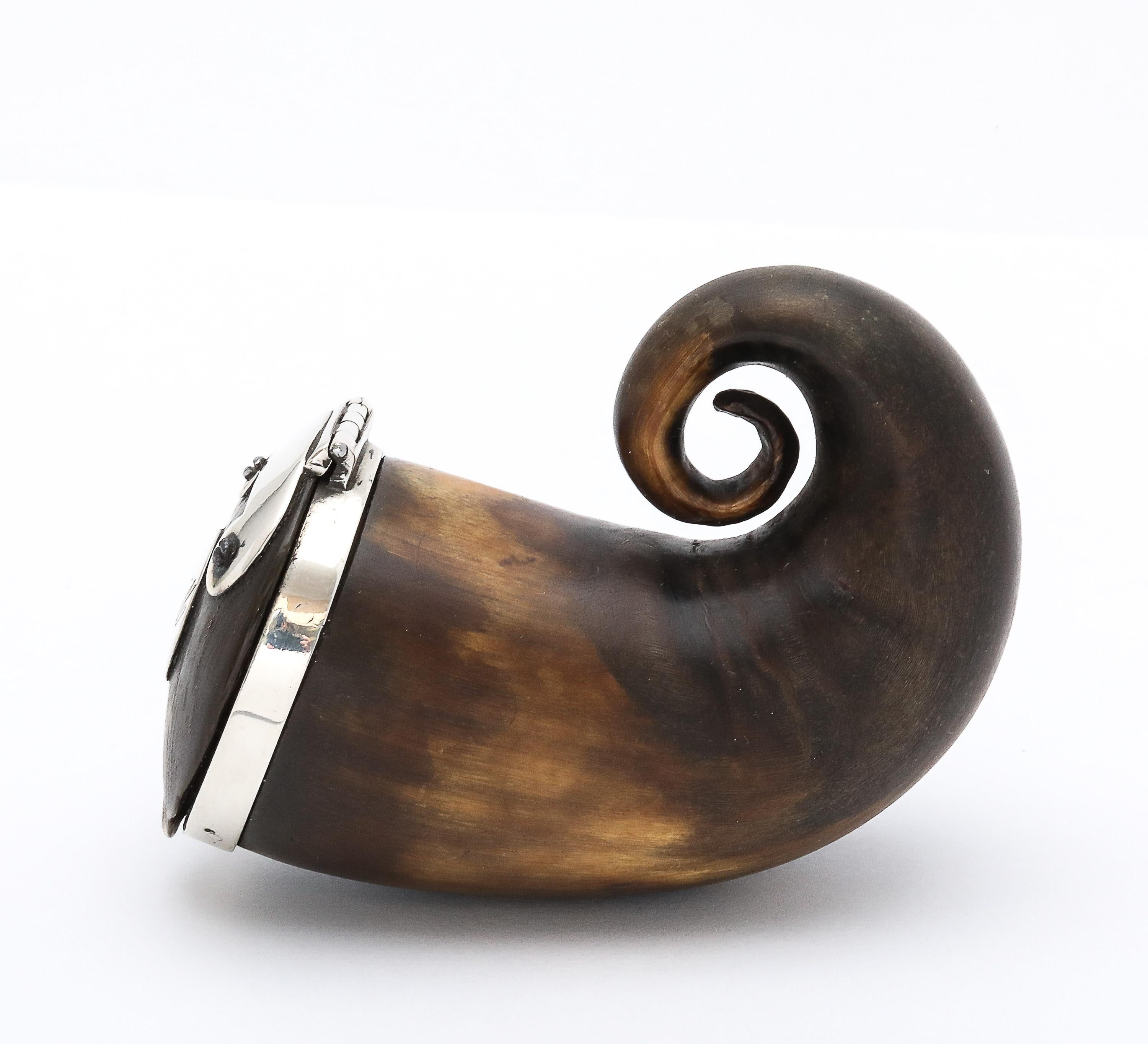 George III Period Sterling Silver-Mounted Scottish Snuff Mull With Hinged Lid Bon état - En vente à New York, NY