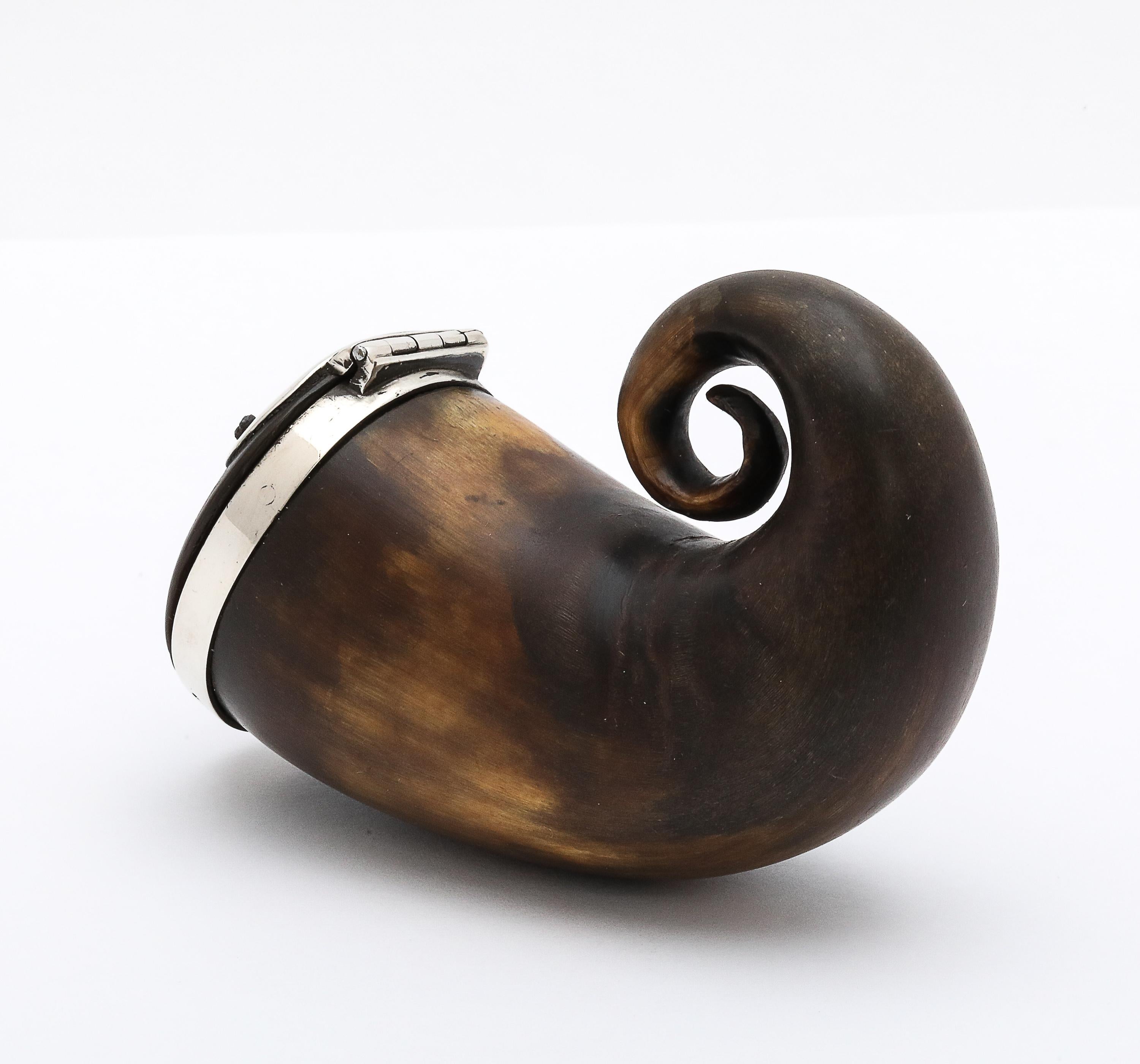 Fin du XVIIIe siècle George III Period Sterling Silver-Mounted Scottish Snuff Mull With Hinged Lid en vente