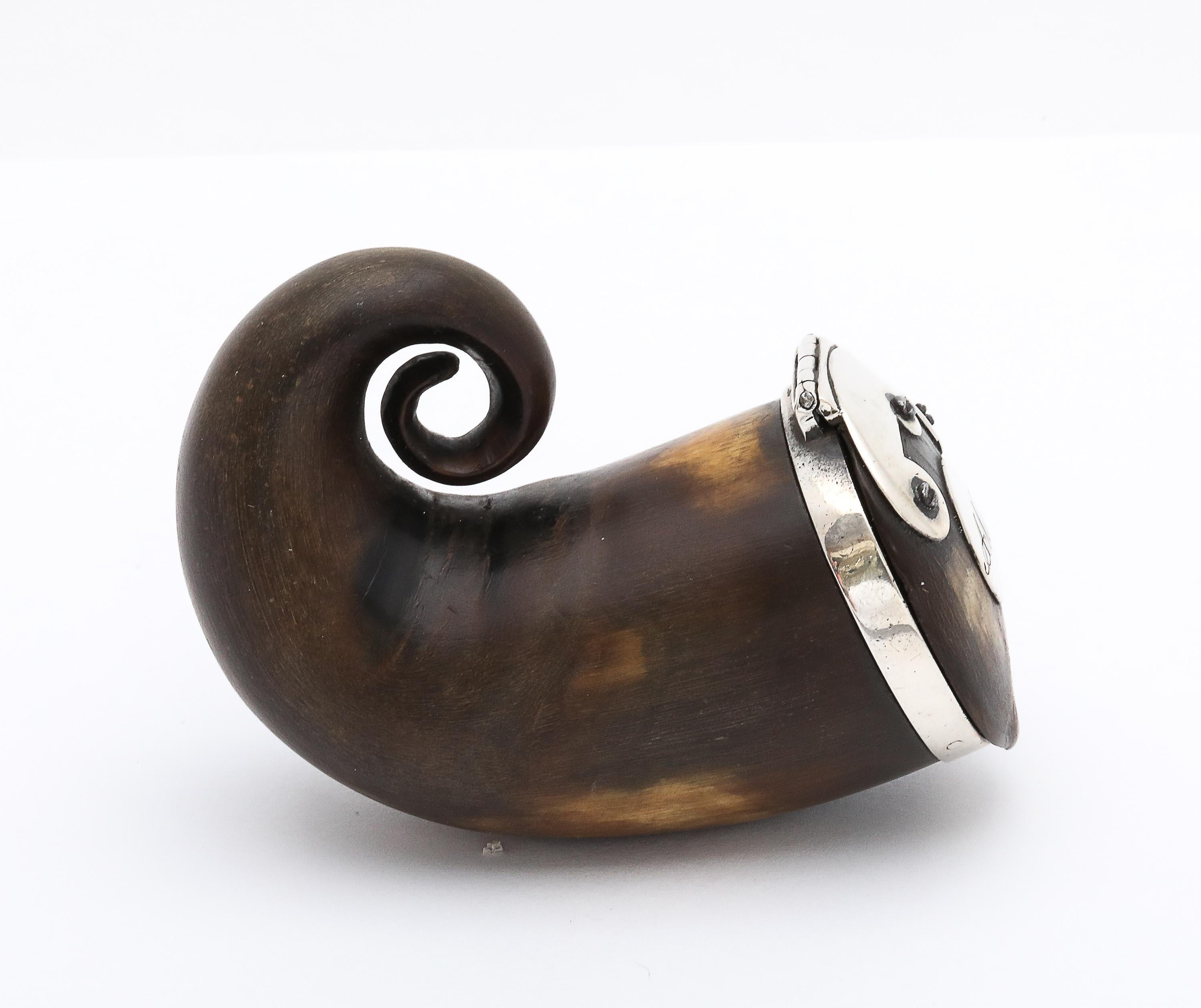 George III Period Sterling Silver-Mounted Scottish Snuff Mull With Hinged Lid en vente 1