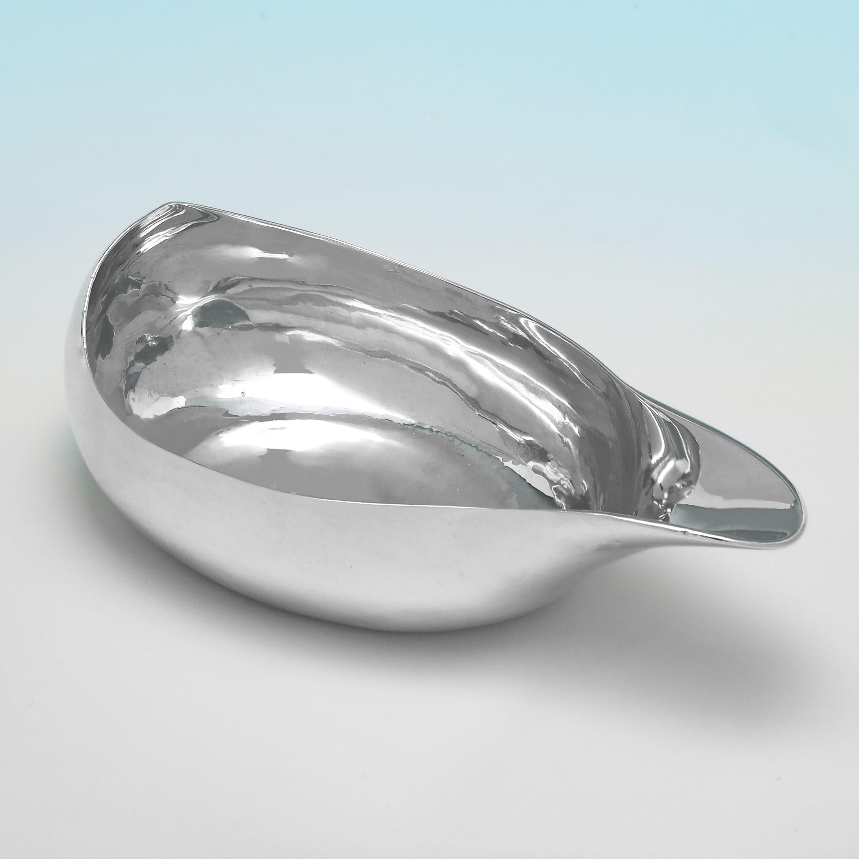 Matriculado en Londres en 1805 por Peter & Anne Bateman, este precioso Papelote de Plata de Ley Antigua de Jorge III tiene una forma tradicional. El bote de papilla mide 12 cm de ancho por 6,5 cm de profundidad y pesa 1,5 onzas troy. 