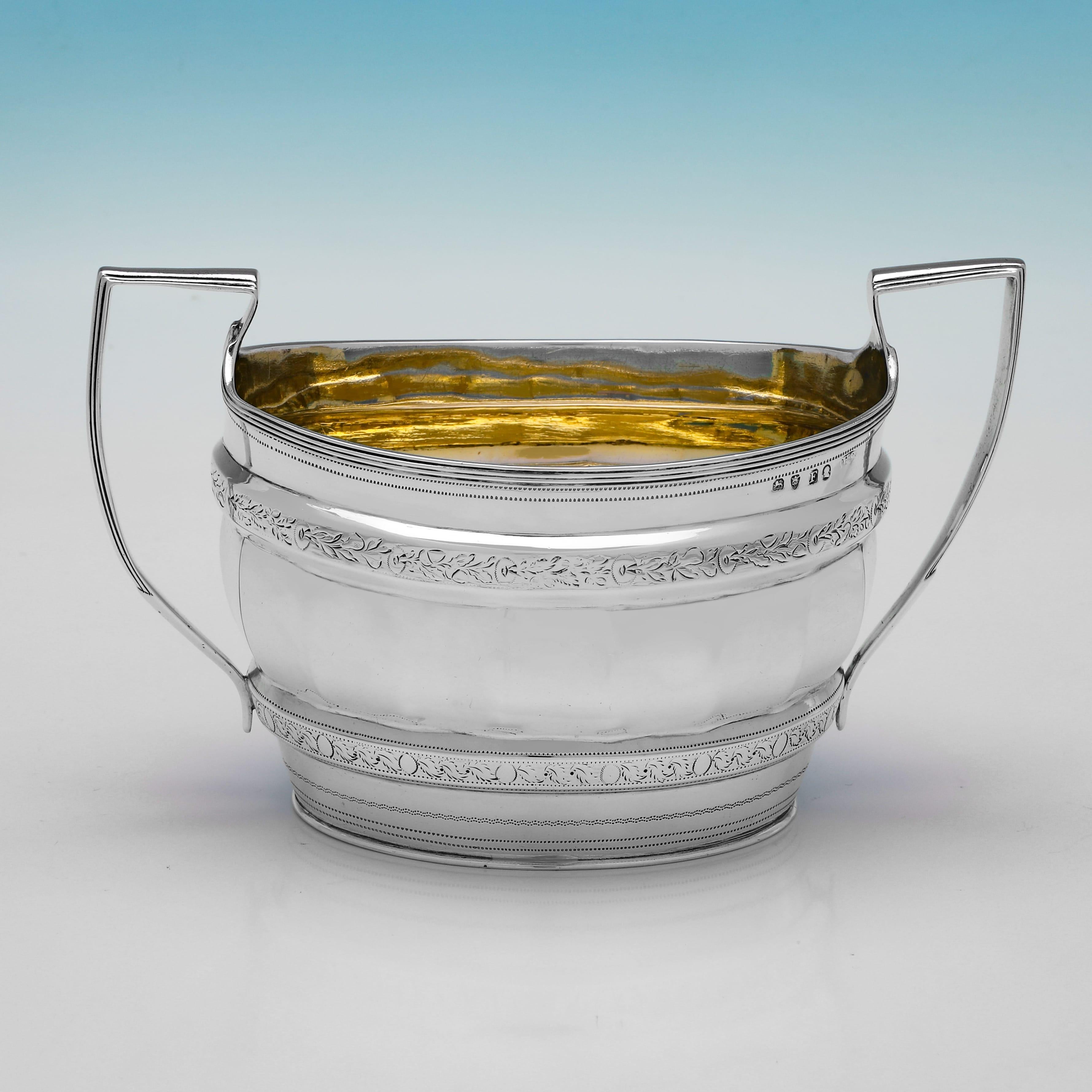 Questo elegante set di zucchero e panna in argento georgiano è stato realizzato dal famoso argentiere Stephen Adams II e marchiato a Londra nel 1801. Esempio di argenteria inglese dei primi anni del XIX secolo, questo set coordinato presenta un