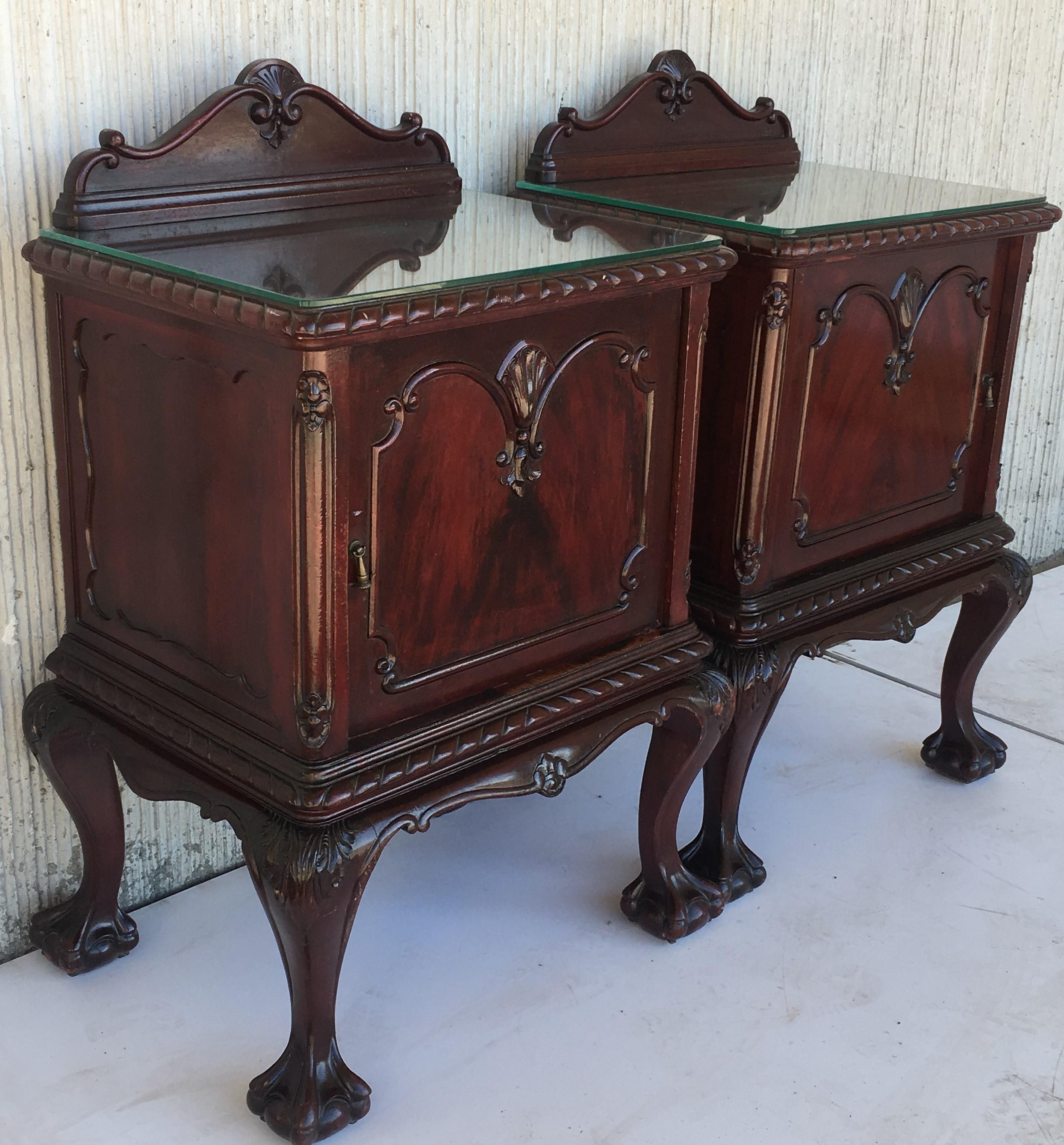 A good George III period walnut pair of nightstands, with well carved uprights top and bottom with anthemion detailing, exceptionally highly figured timbers to the fronts and very well carved hairy paw feet.
You can remove the crest easily ( table