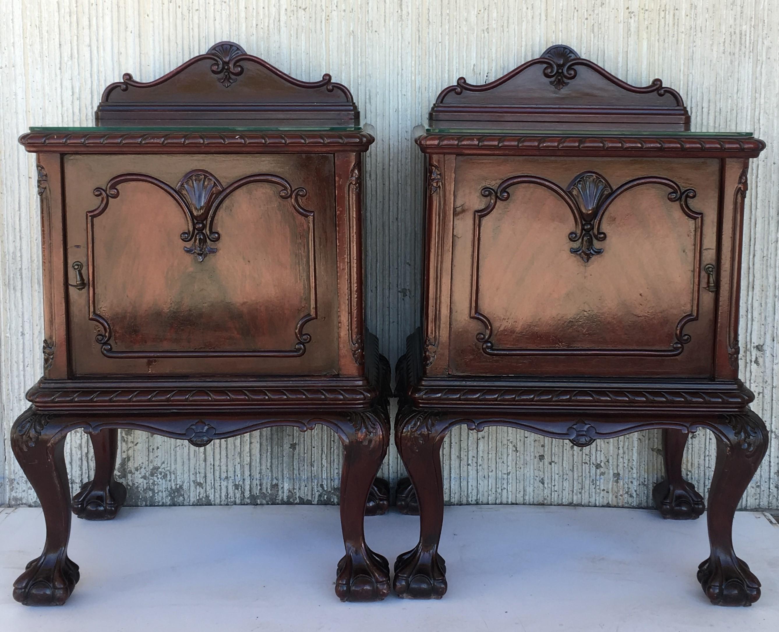 George III Period Walnut Nightstands or Bedsides with Glass Top and Door In Good Condition In Miami, FL