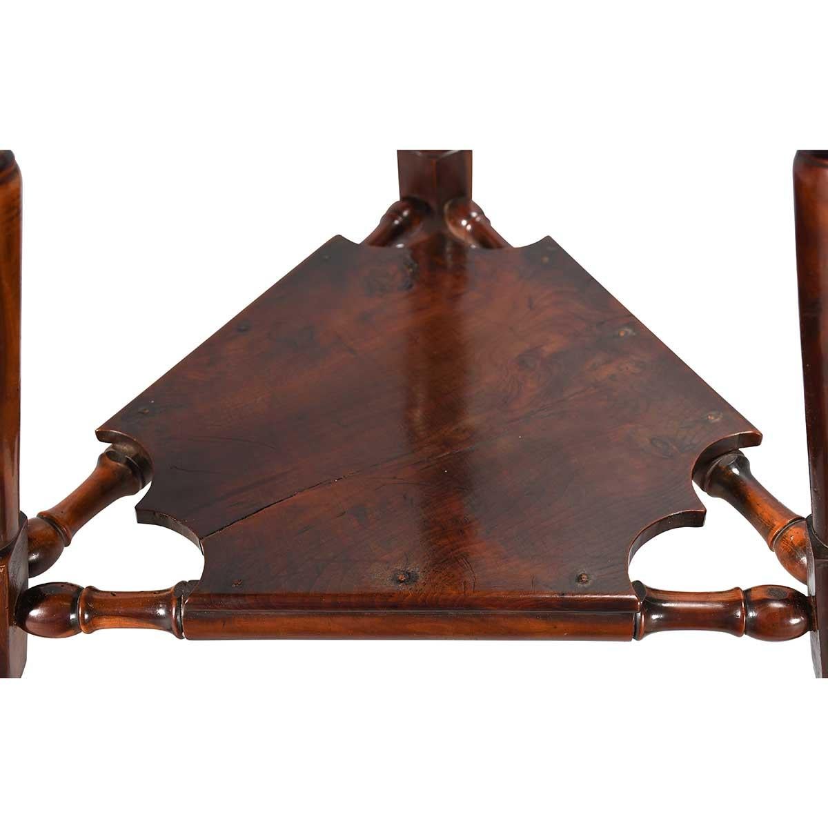 Tourné Table à grillons en bois d'if d'époque George III en vente