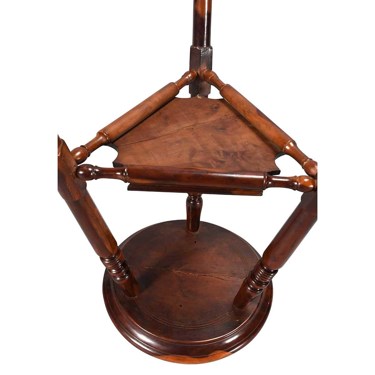 Table à grillons en bois d'if d'époque George III en vente 2