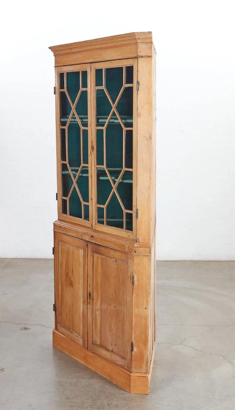Este encantador armario esquinero de pino Jorge III es un buen ejemplo de la artesanía británica del siglo XVIII, diseñado para maximizar el espacio y añadir al mismo tiempo una elegancia atemporal a cualquier habitación. Fabricada en pino macizo,