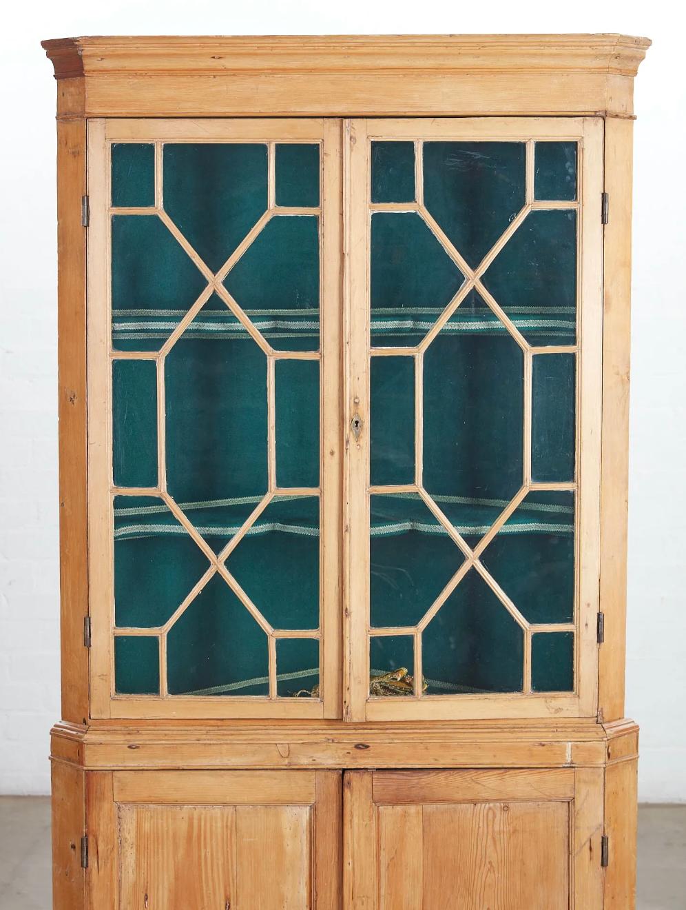 Armario esquinero de pino Jorge III Británico en venta