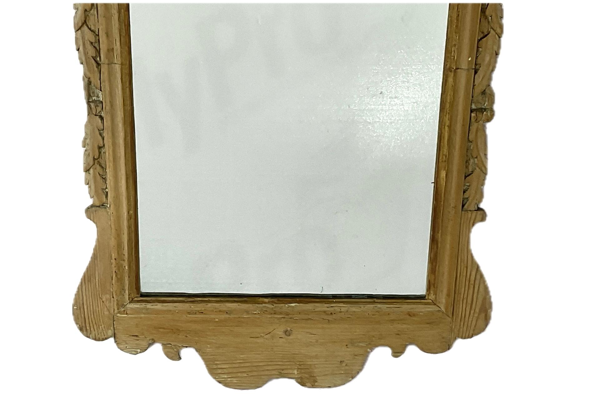 George III Pine Mirror With Eagle Pediment In Good Condition For Sale In Bradenton, FL
