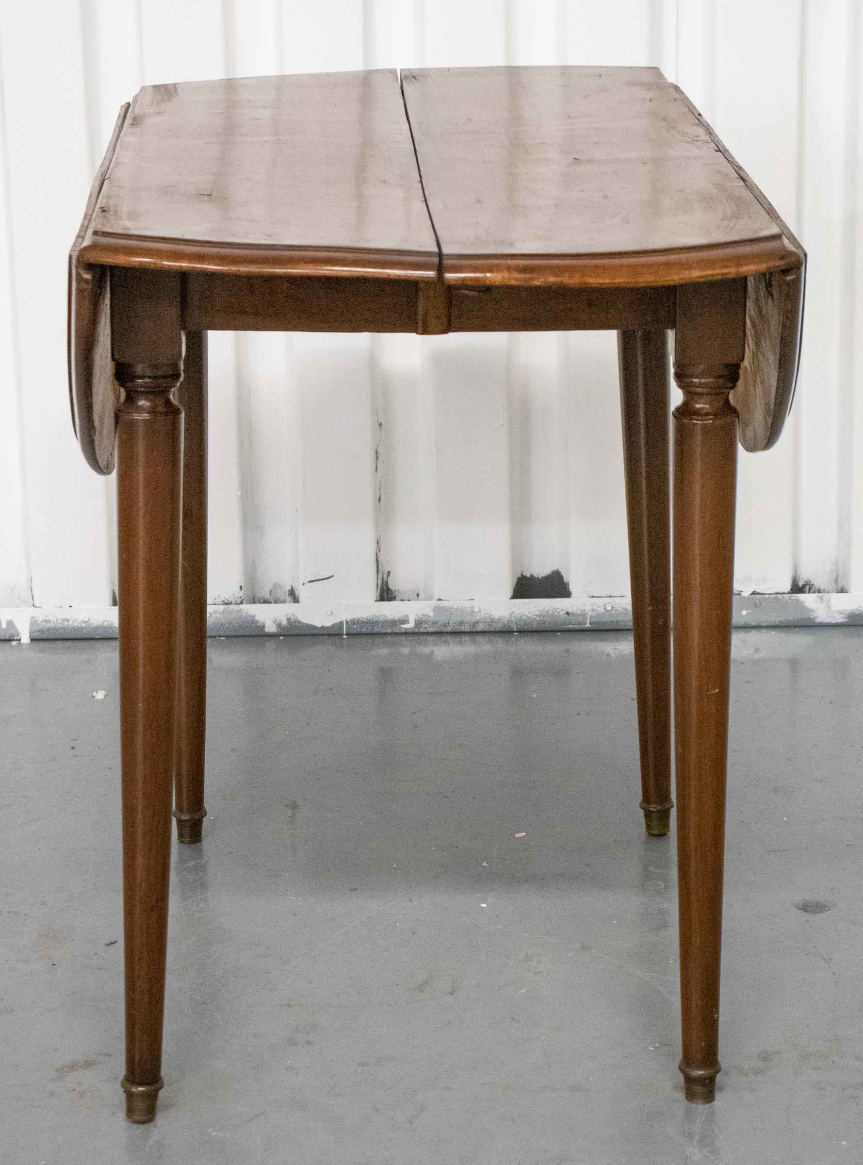 George III Provincial Mahogany Dining Table In Good Condition For Sale In New York, NY