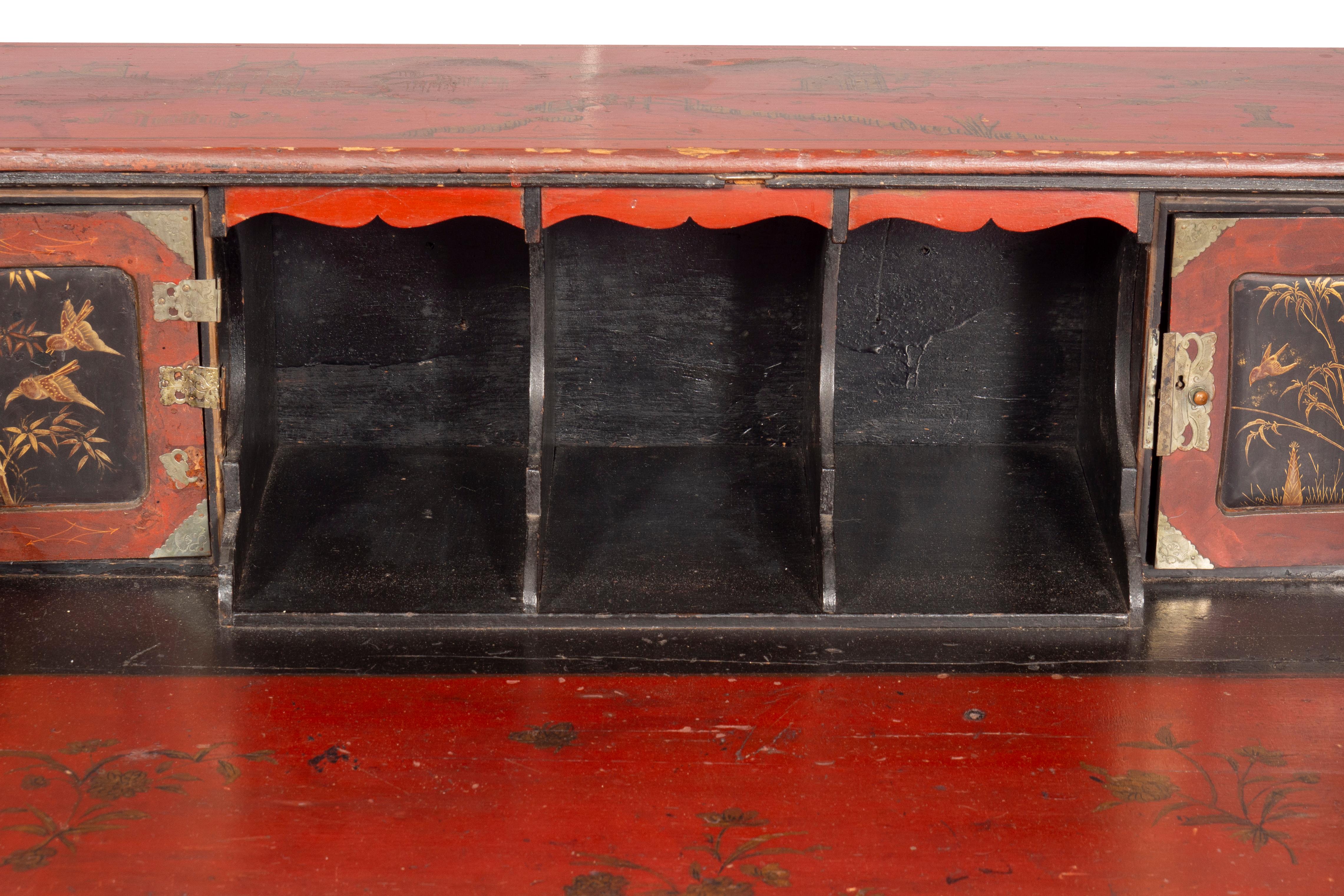 Schreibtisch mit schrägem Deckel aus rotem Japanglas, George III.-Zeit 1