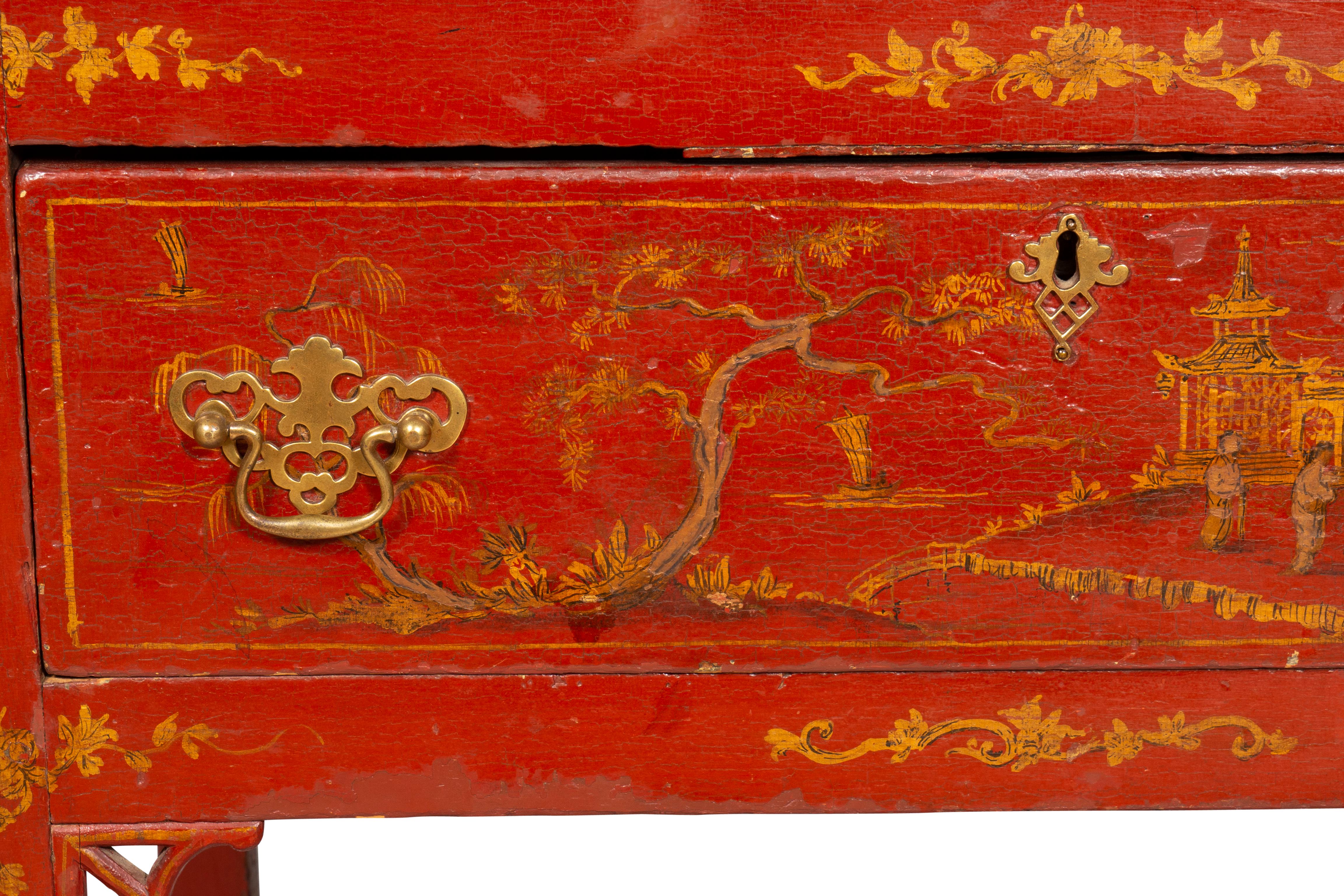 Schreibtisch mit schrägem Deckel aus rotem Japanglas, George III.-Zeit 10