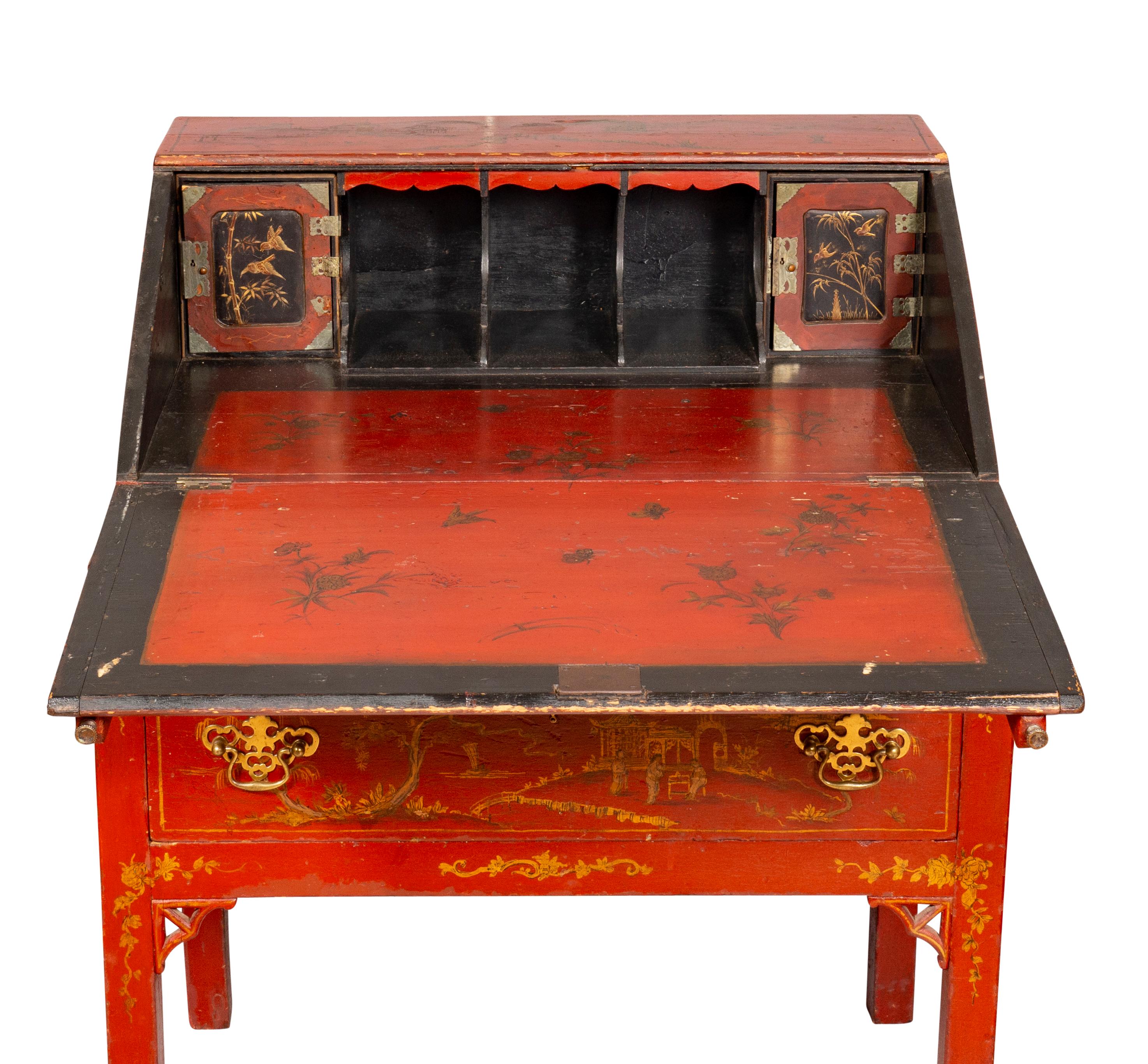 Schreibtisch mit schrägem Deckel aus rotem Japanglas, George III.-Zeit (Japanlack)