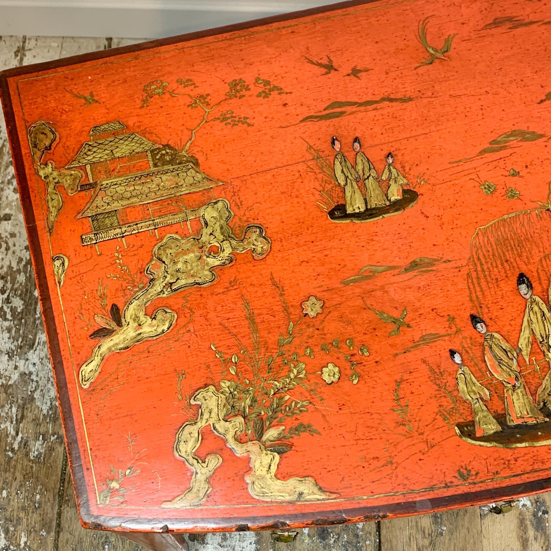 Table de bureau/table d'appoint George III en laque japonaise rouge avec scènes de chinoiseries en vente 4