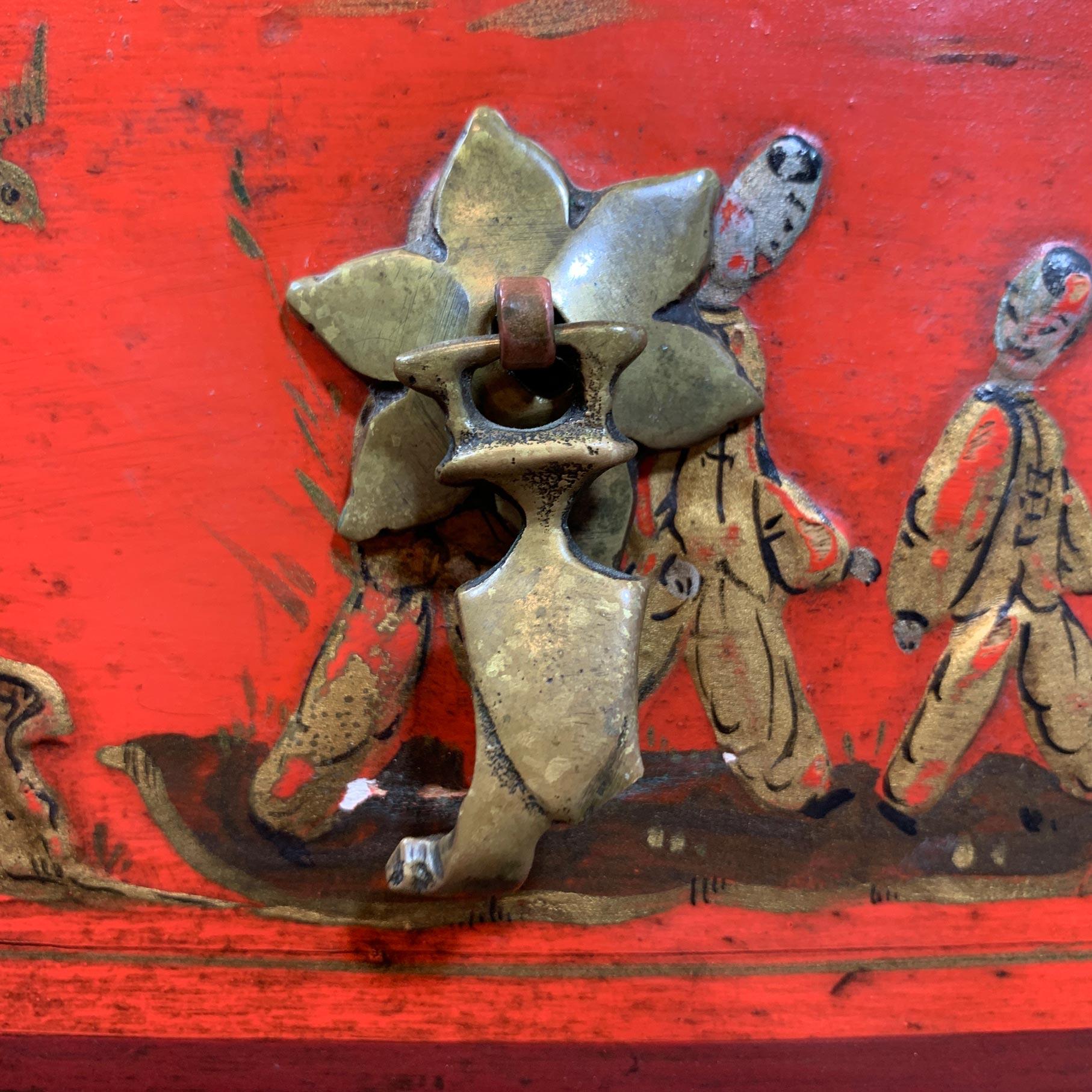 Table de bureau/table d'appoint George III en laque japonaise rouge avec scènes de chinoiseries en vente 10