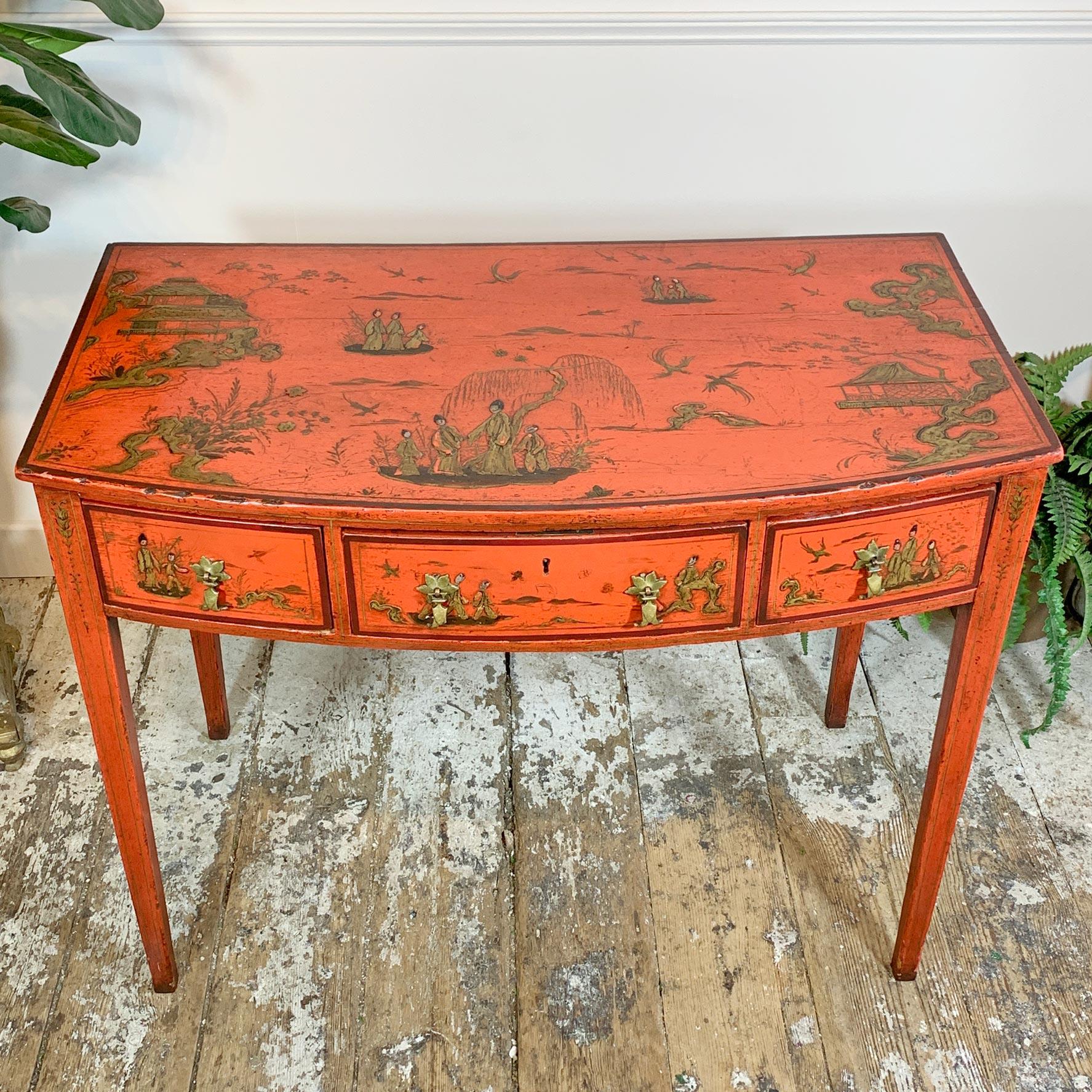 Anglais Table de bureau/table d'appoint George III en laque japonaise rouge avec scènes de chinoiseries en vente