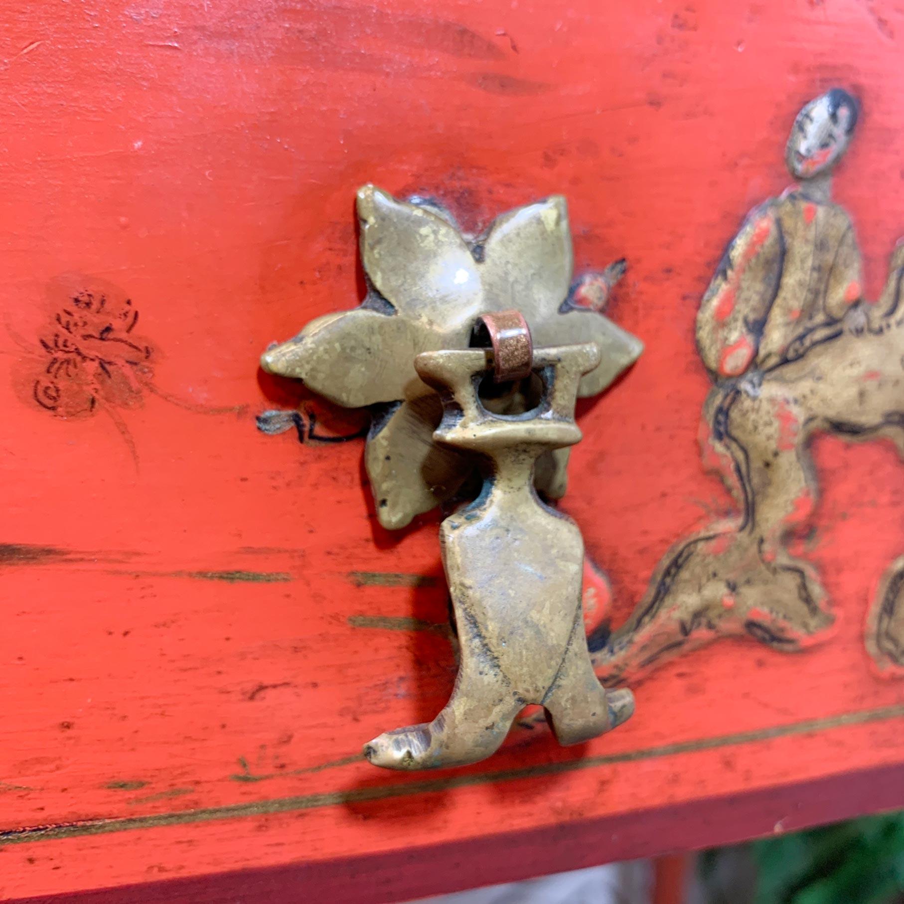 Fatto a mano Scrivania/tavolino di Giorgio III in giappone rosso con scene di cineseria in vendita