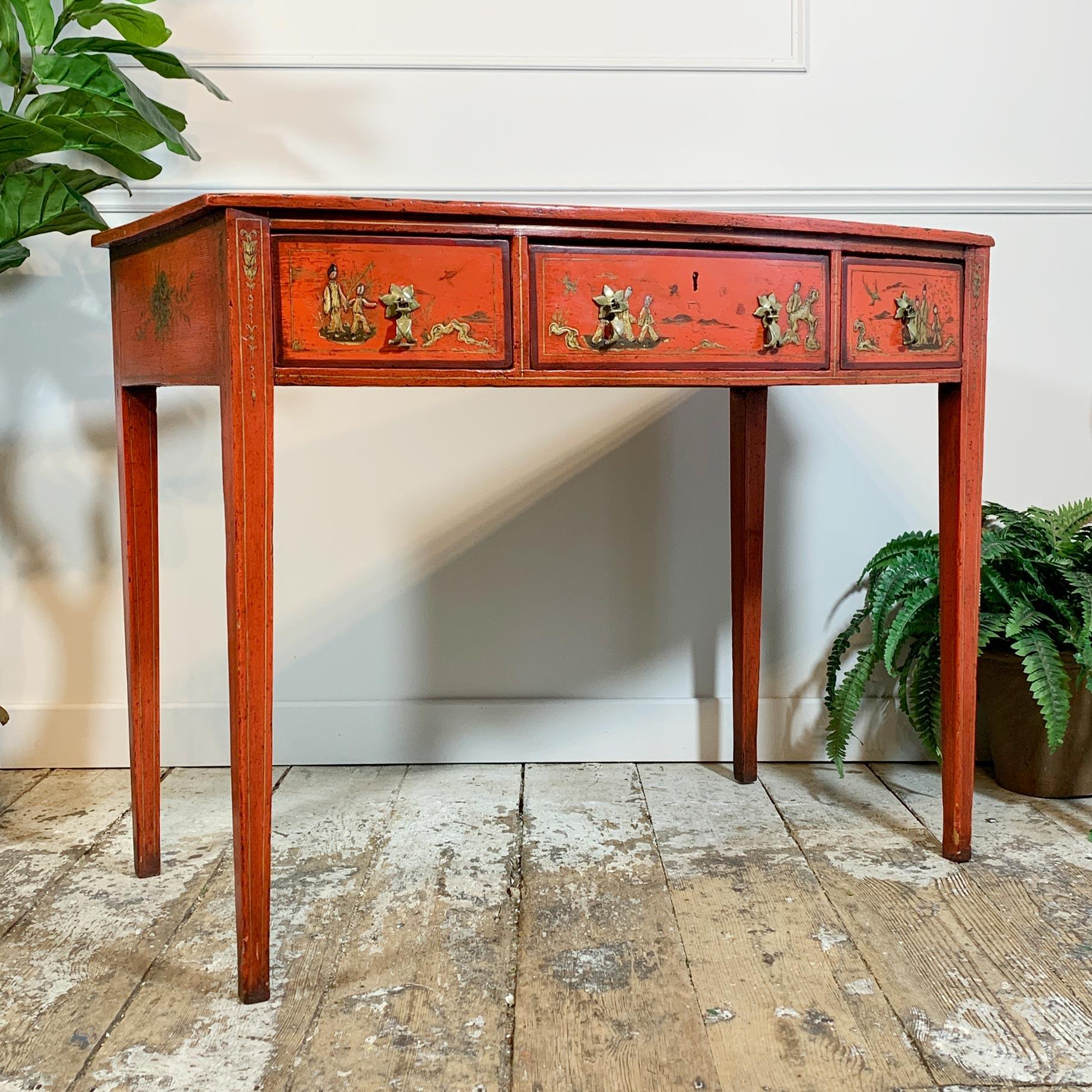 Legno Scrivania/tavolino di Giorgio III in giappone rosso con scene di cineseria in vendita