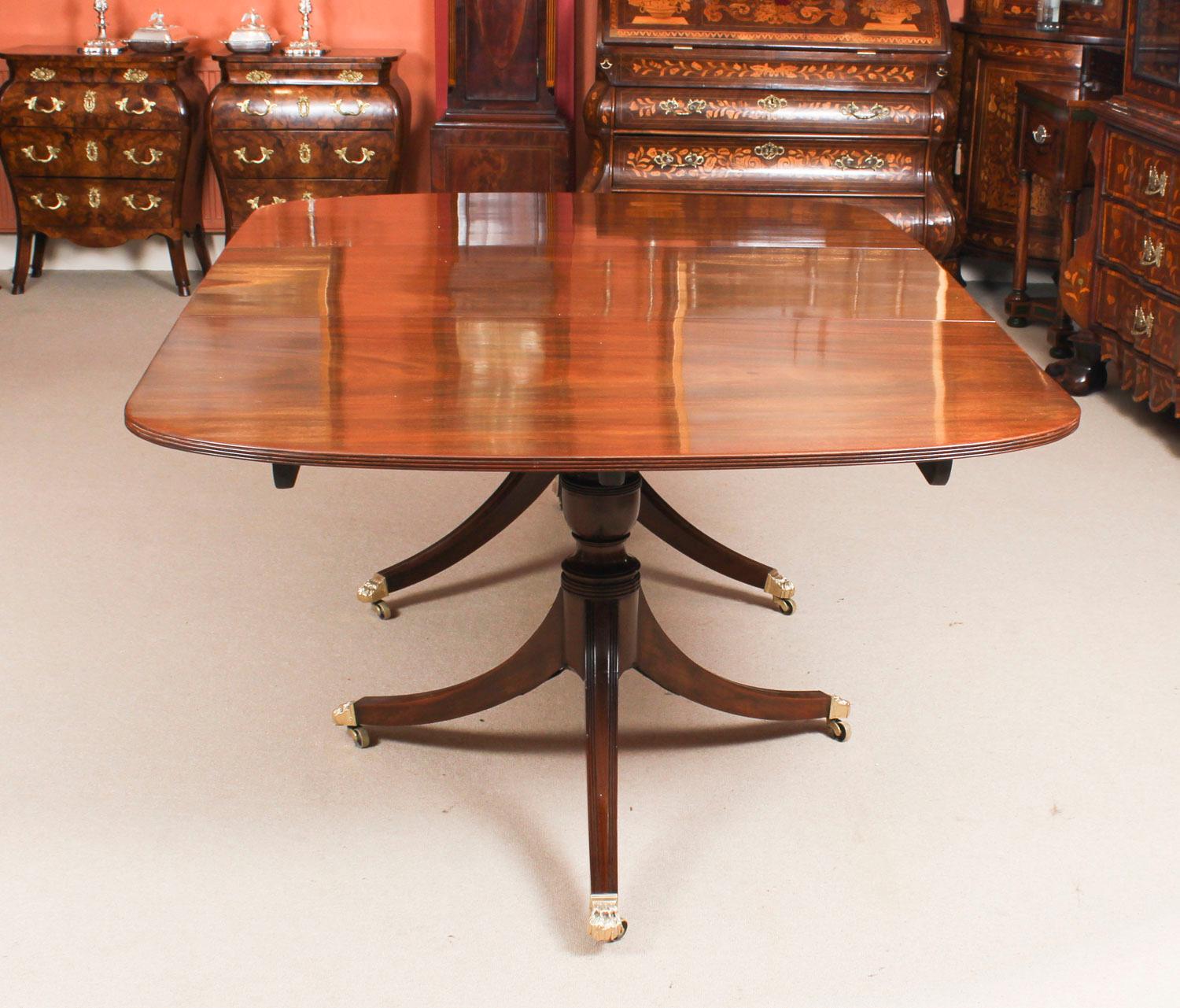 George III Regency Dining Table 19th Century with 8 Bespoke Dining Chairs In Good Condition In London, GB