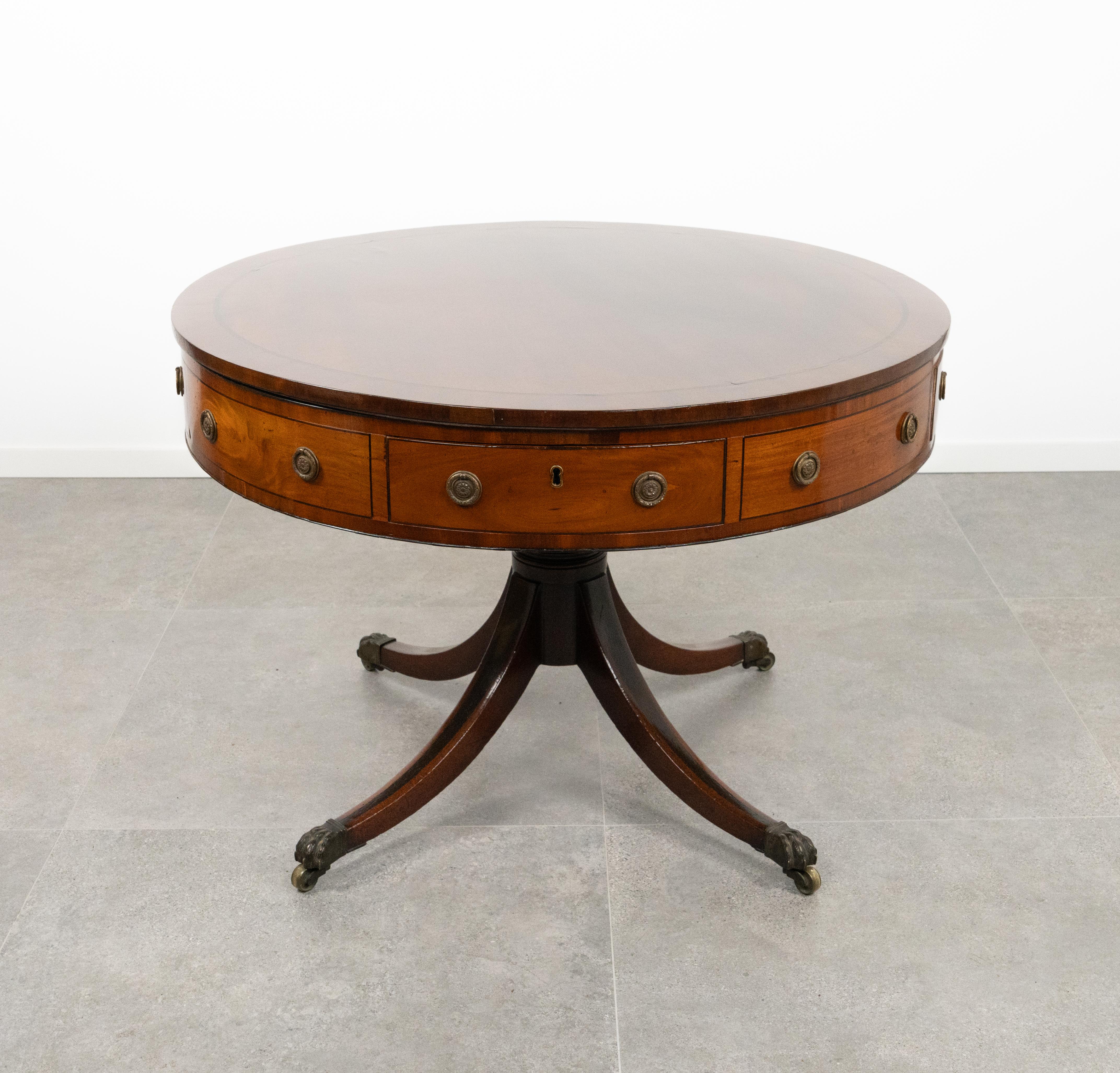 A late George III amazing round revolving drum table in mahogany wood with a movable top attributed to Gillows of Lancaster.


The circular top inset with a faded and gold tooled green leather above four full and four dummy frieze drawers, original