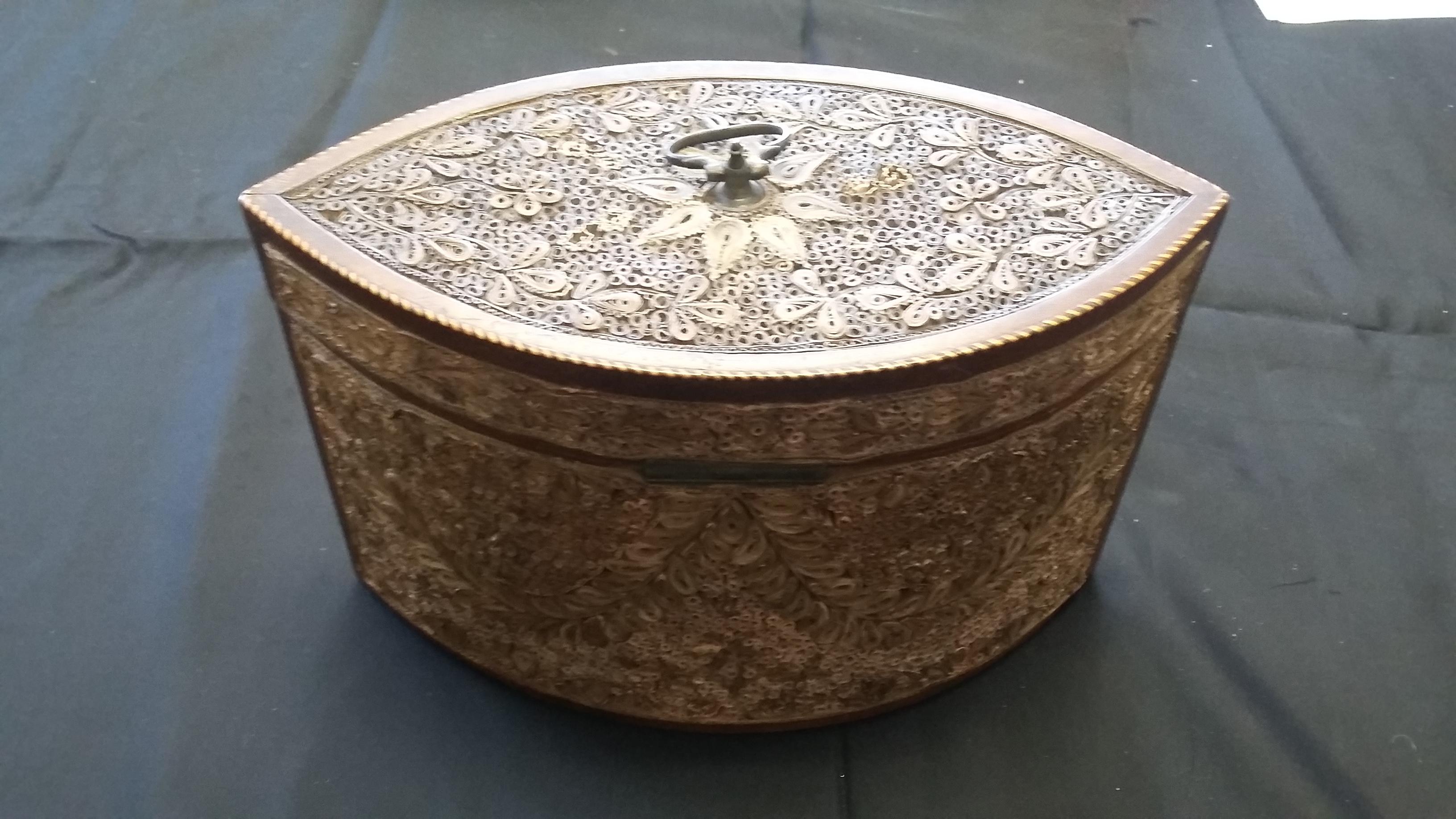 Late 18th Century tea caddy, circa 1790. A very intricately detailed oval box, meticulously made from 