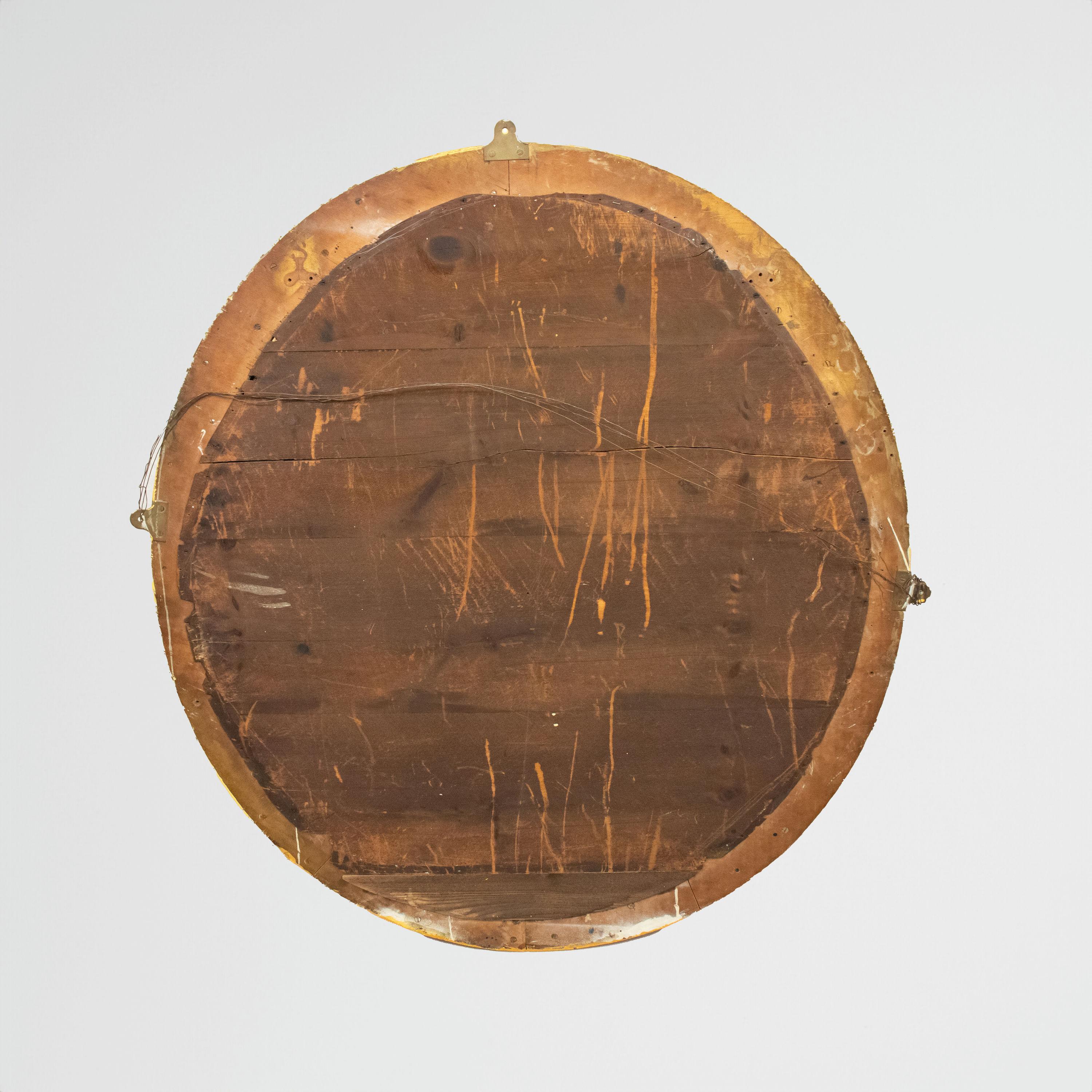 Questo elegante specchio da camino circolare in legno dorato di Giorgio III esemplifica la raffinata abilità artigianale della fine del XVIII secolo, durante il regno di Re Giorgio III di Gran Bretagna. Questo periodo viene celebrato come un'età