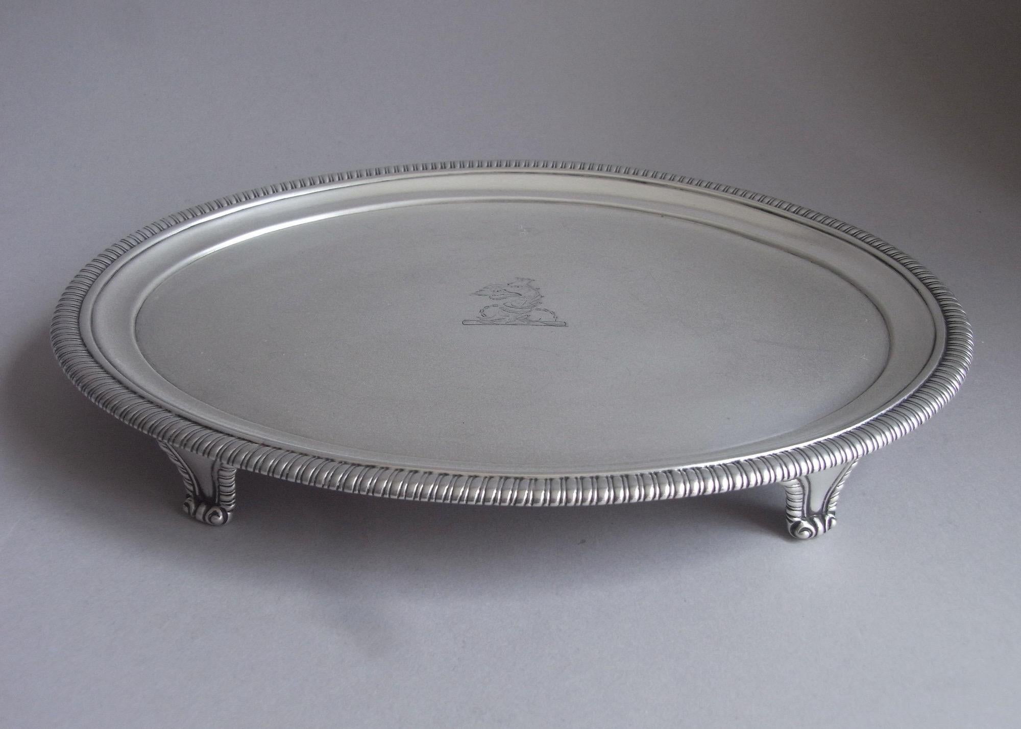 Eine sehr schöne George III Salver in London im Jahr 1803 von Crouch & Hannam gemacht.

Der ovale Salbenteller steht auf vier Gussfüßen, hat einen gadronierten Rand und eine Schnecke am Ende. Der erhöhte Rand ist mit einer Verzierung versehen und in