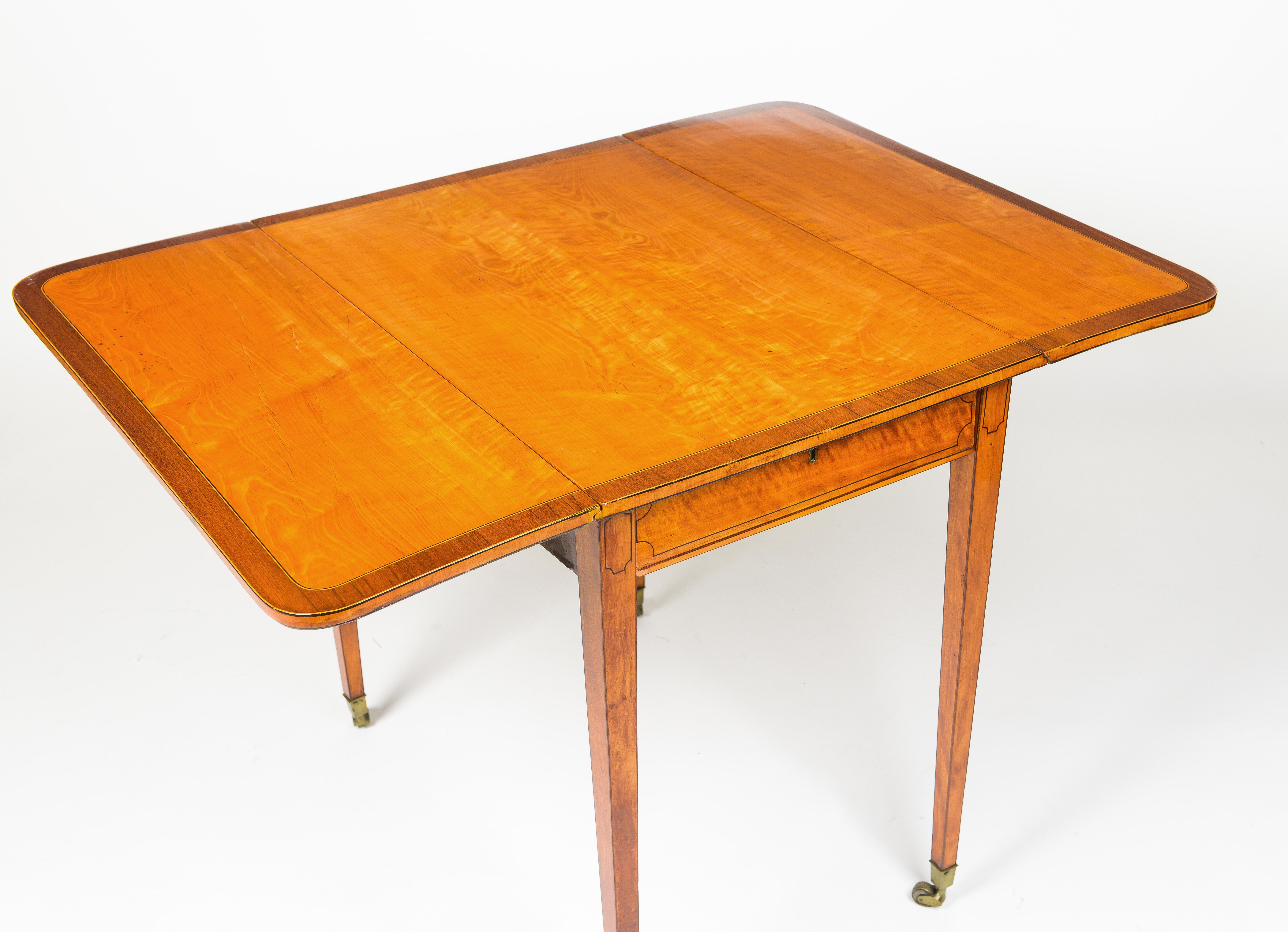 Pembroke-Tisch aus Seidenholz und Mahagoni, George III. (Spätes 18. Jahrhundert) im Angebot