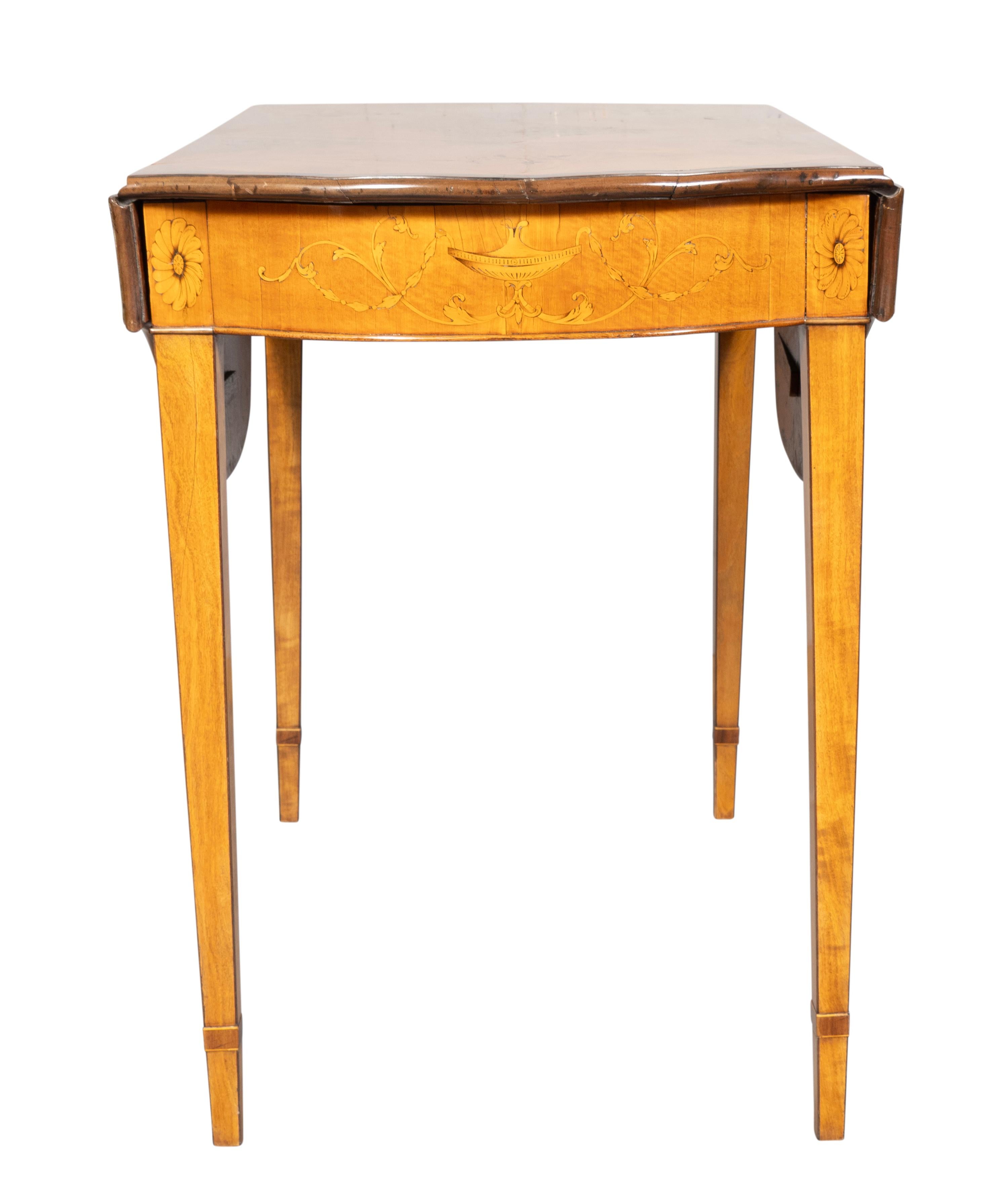 Con foglie fino a W-41 pollici. Attribuito a Henry Hill of Marlborough, in Inghilterra. Il piano rettangolare con foglie a goccia sagomate e bordo a fascia. Il piano è decorato con intarsi floreali e pannelli in legno di raso. Fregio con urna e