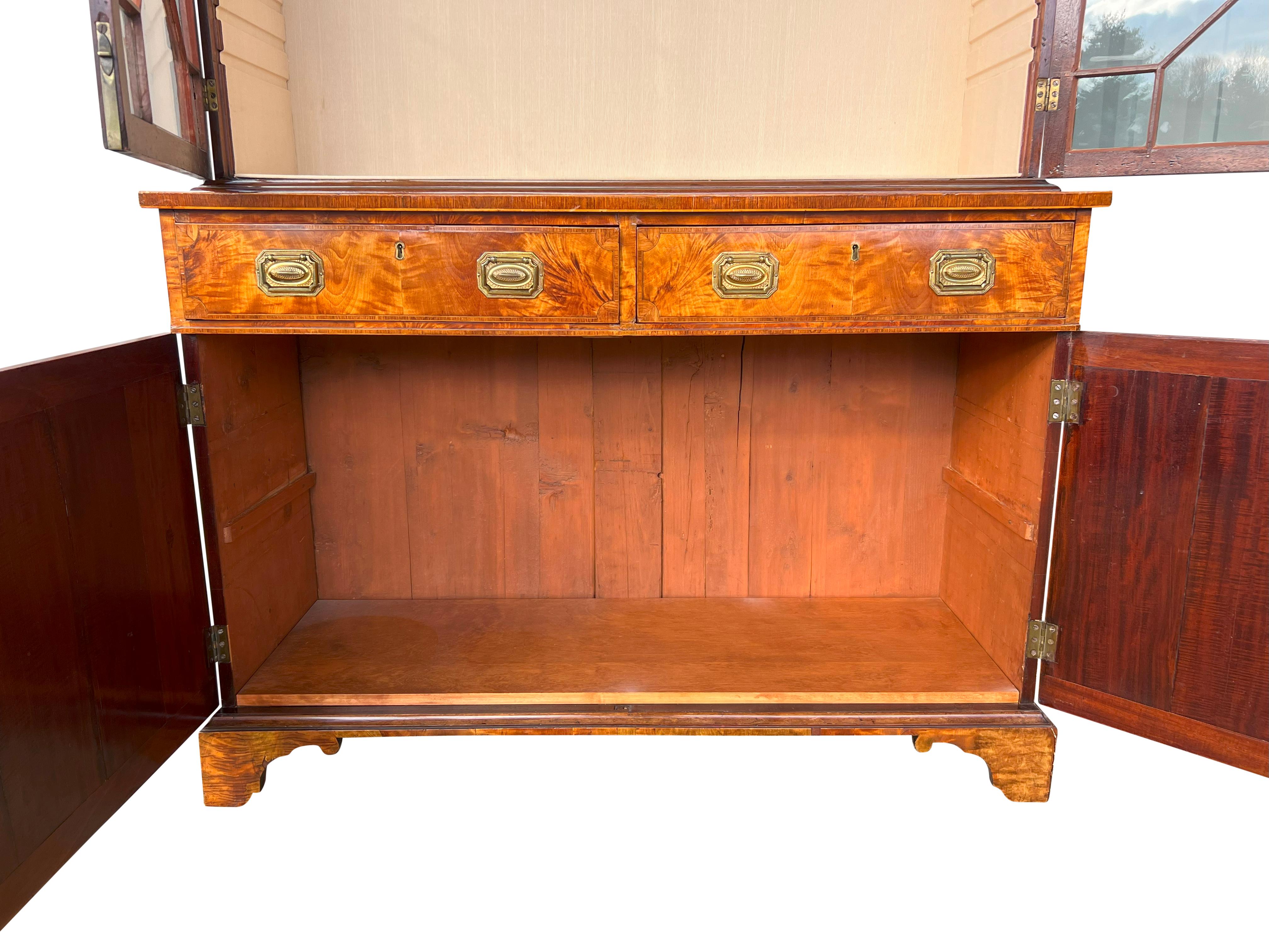 Cabinet en bois satiné George III en vente 5