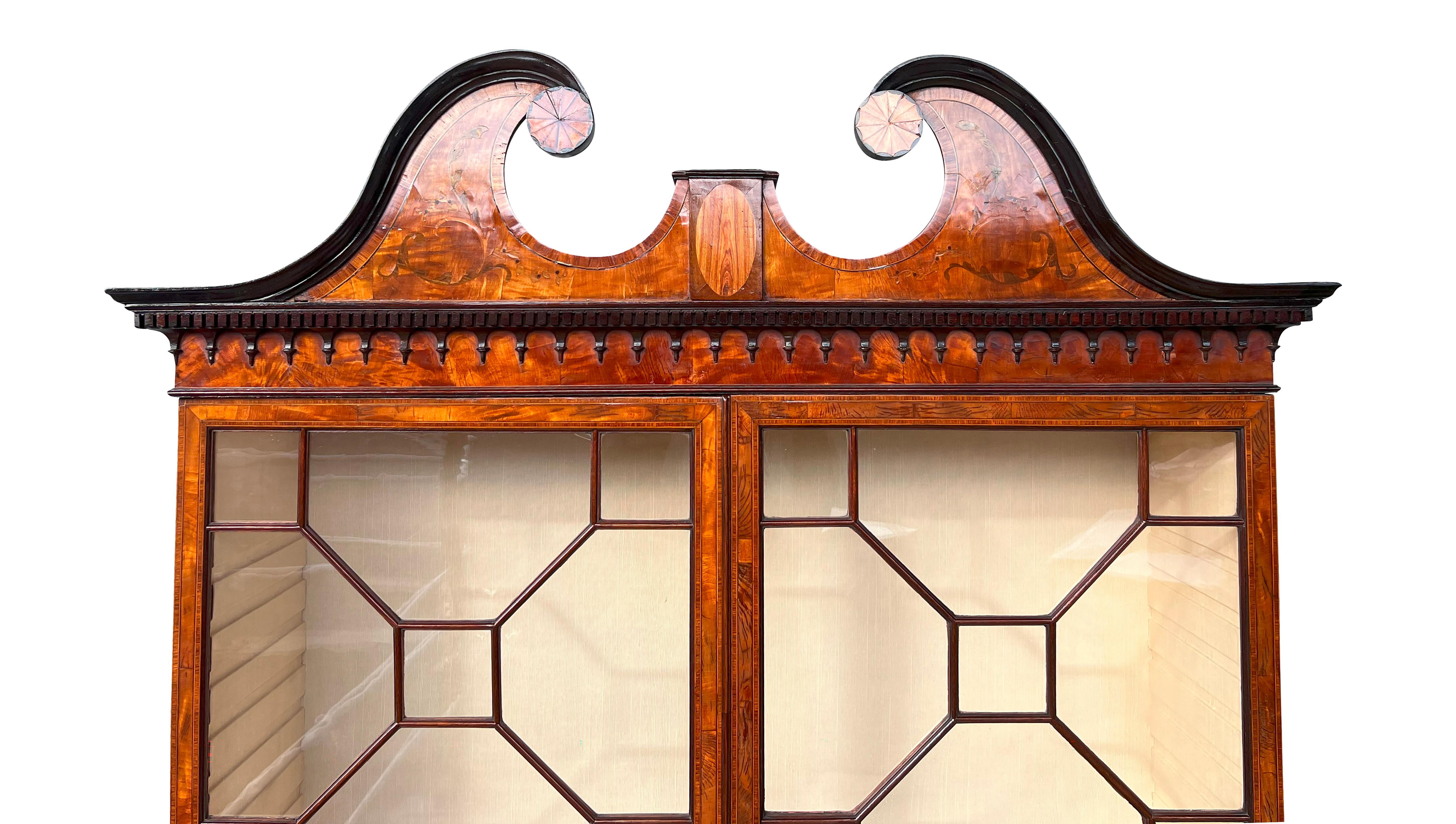 Fin du XVIIIe siècle Cabinet en bois satiné George III en vente