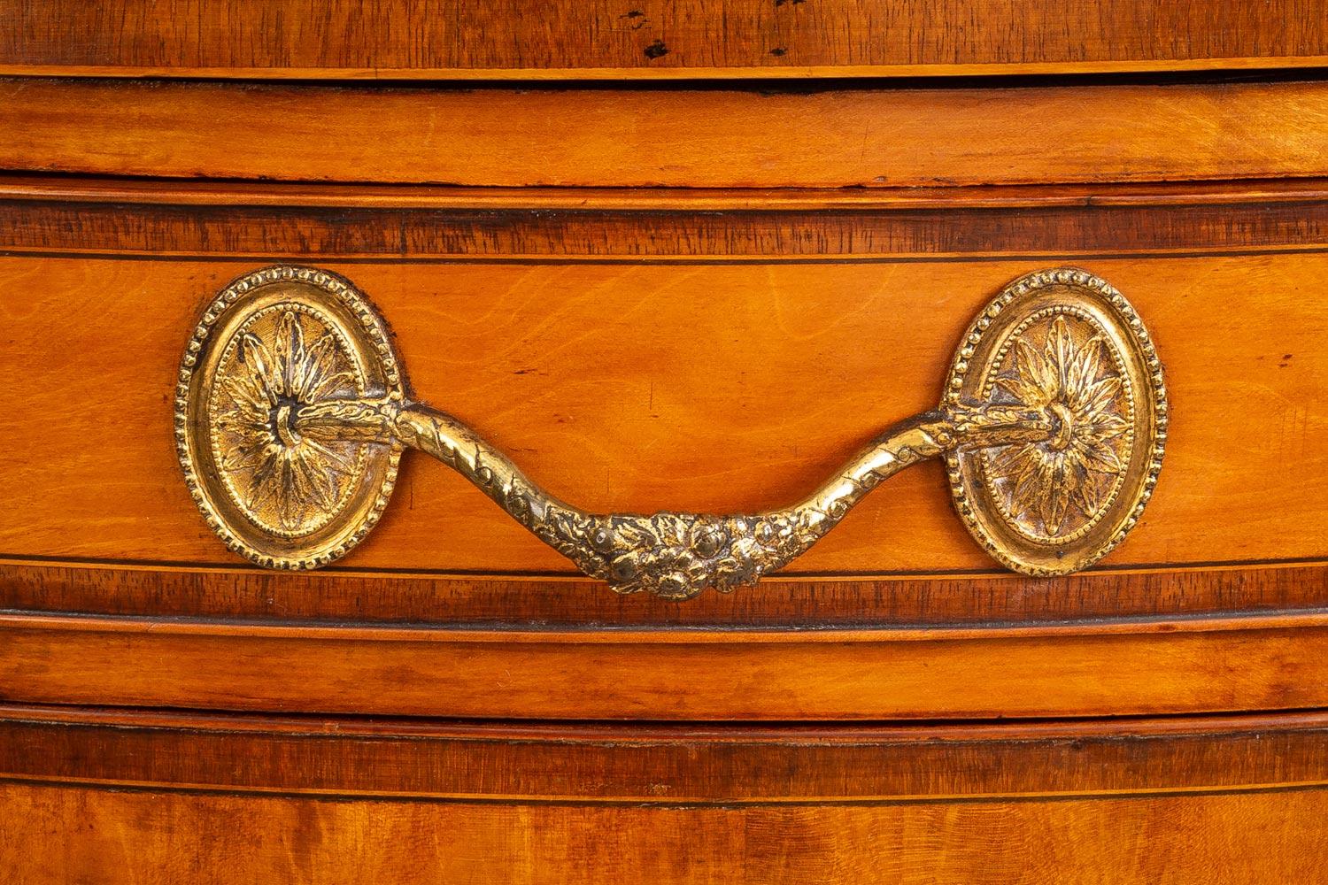 George III Satinwood Demilune Console Cabinet, circa 1790 im Angebot 3