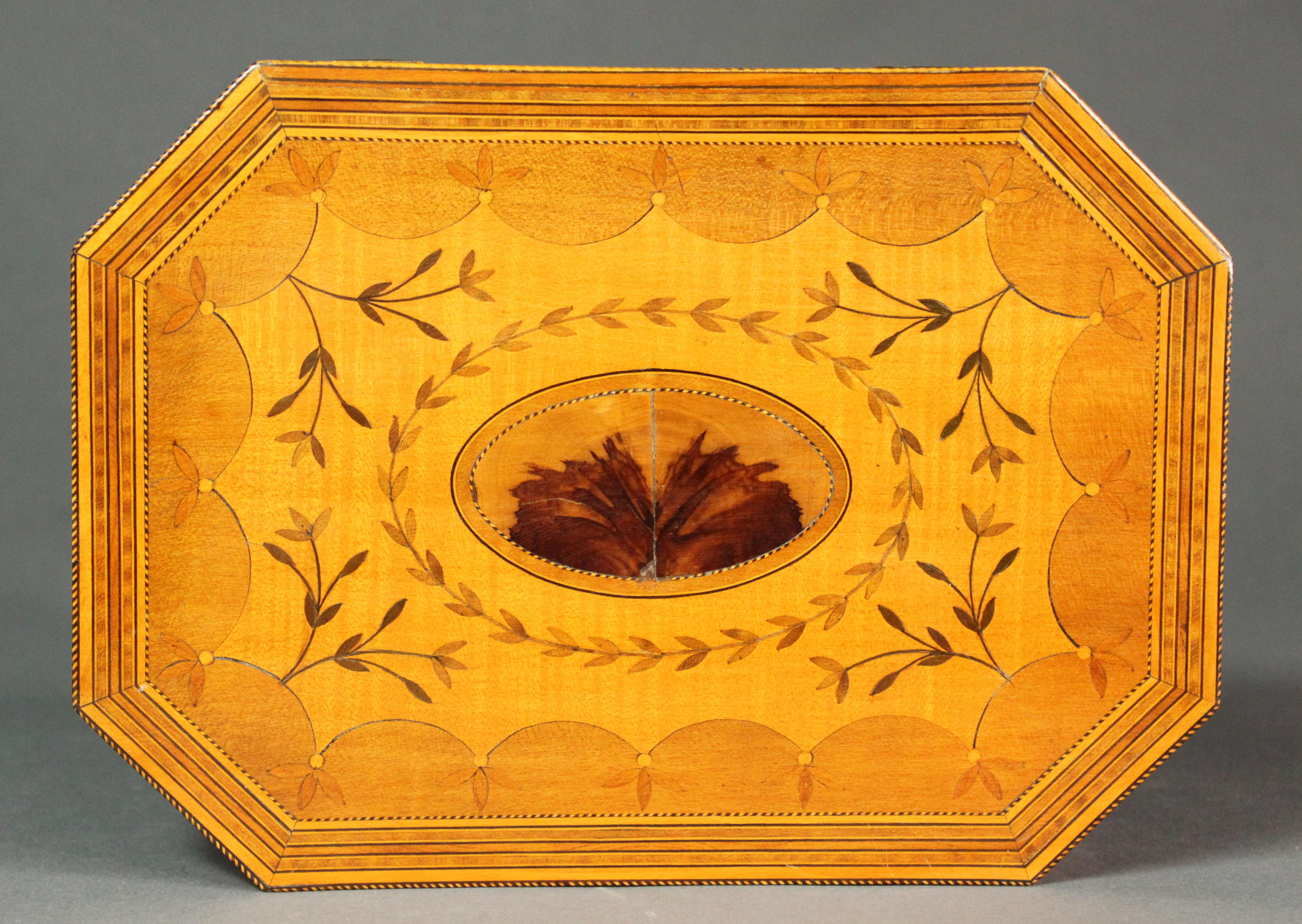 Belle boîte octogonale en bois de satin d'époque George III avec incrustations de bois exotiques ; la boîte n'a pas d'intérieur aménagé.