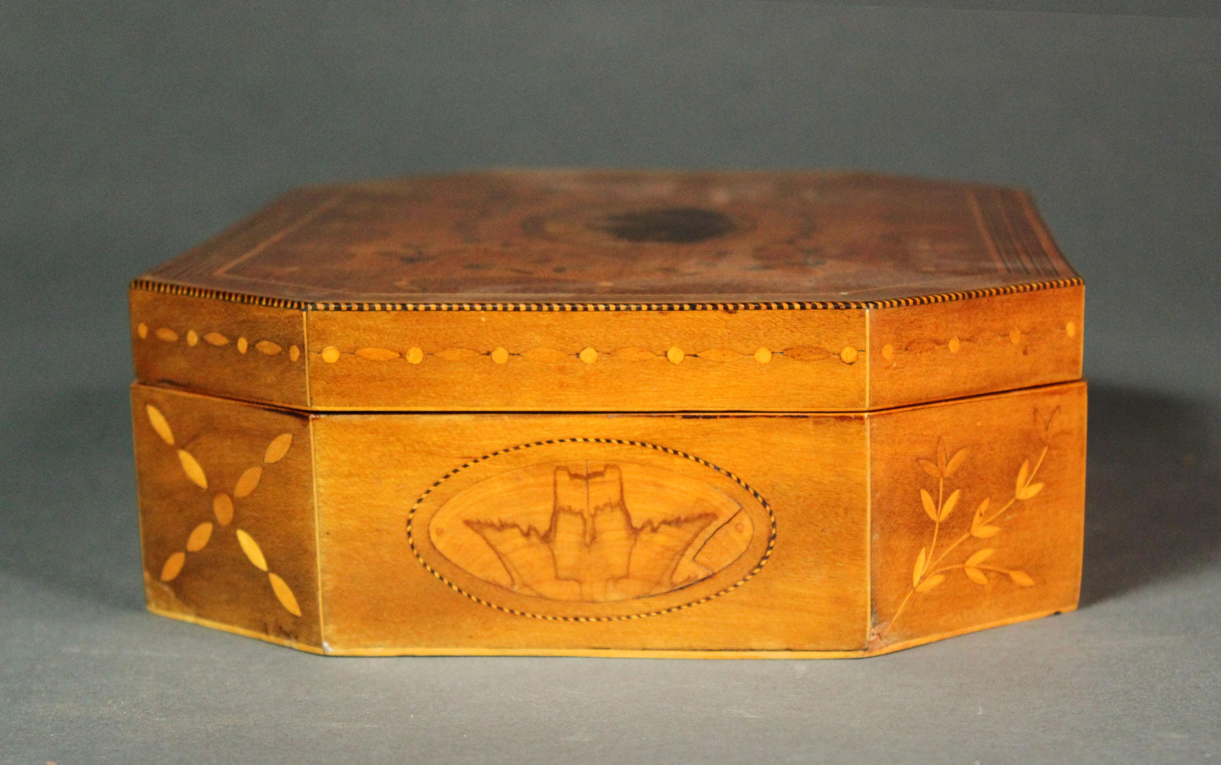 George III Satinwood Octagonal Inlaid Box In Good Condition For Sale In Bradford-on-Avon, Wiltshire