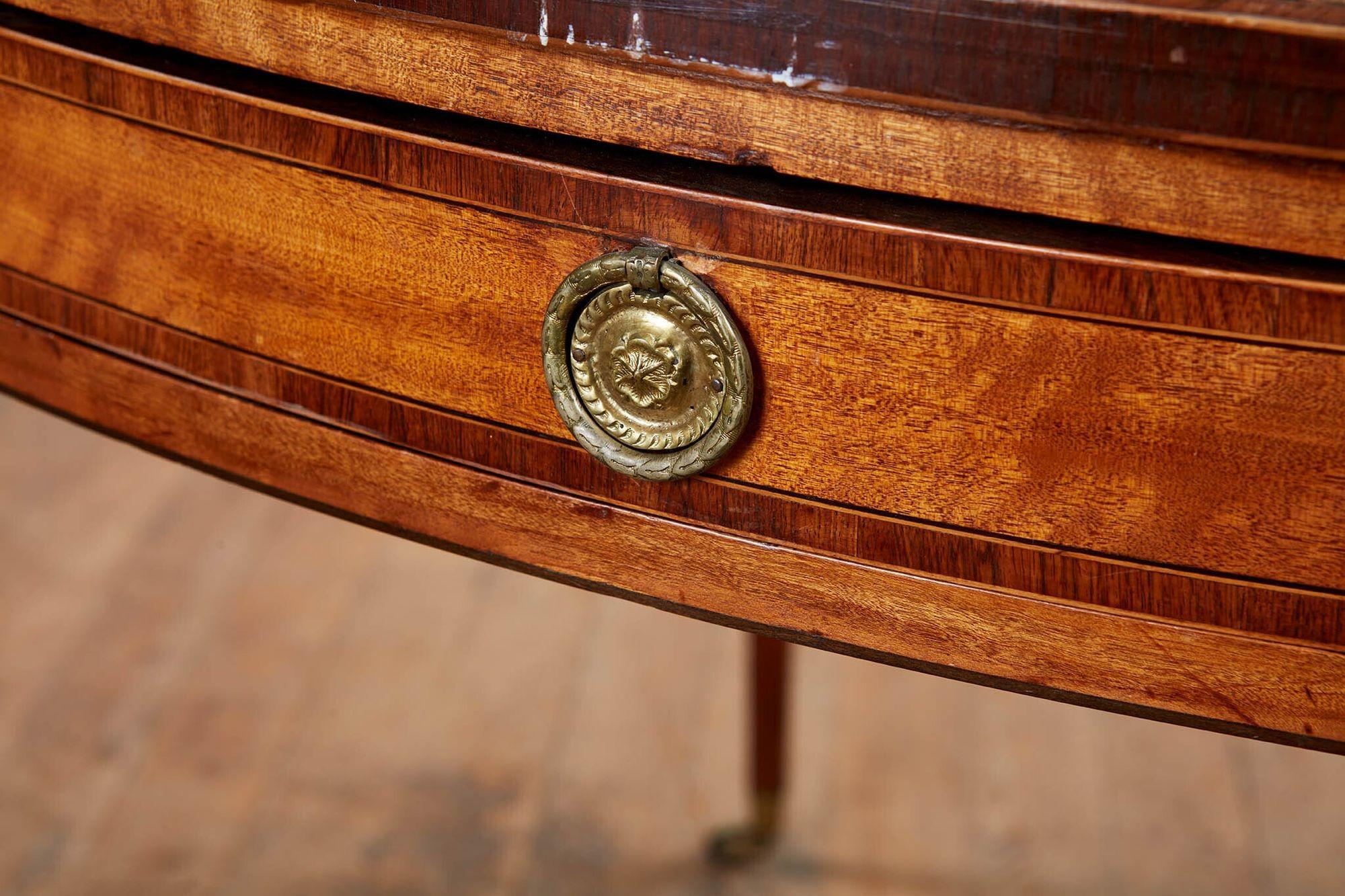 Anglais Table à écrire ovale en bois satiné George III en vente