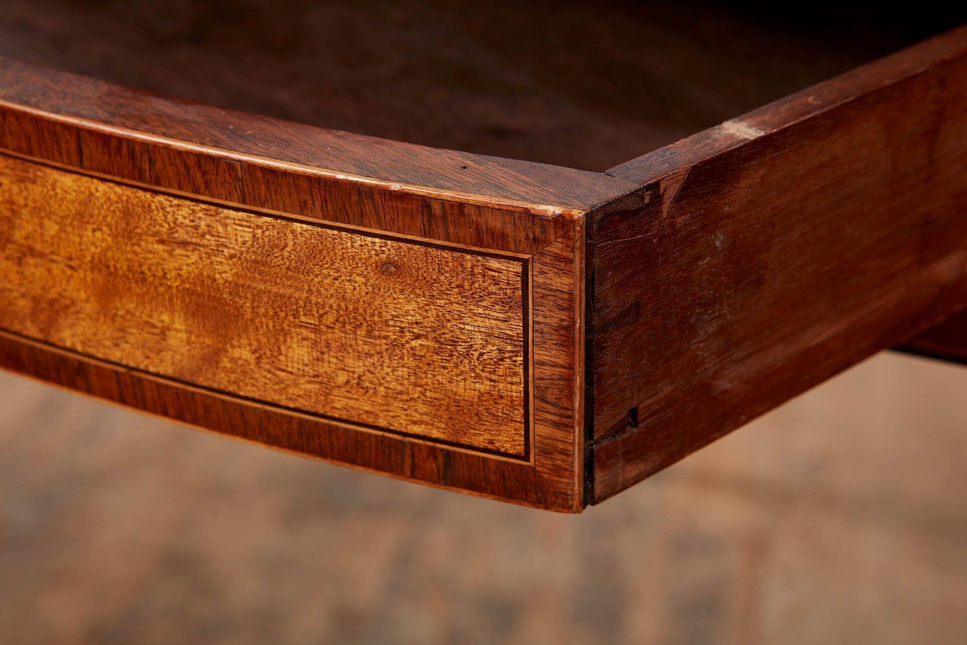 Incrusté Table à écrire ovale en bois satiné George III en vente