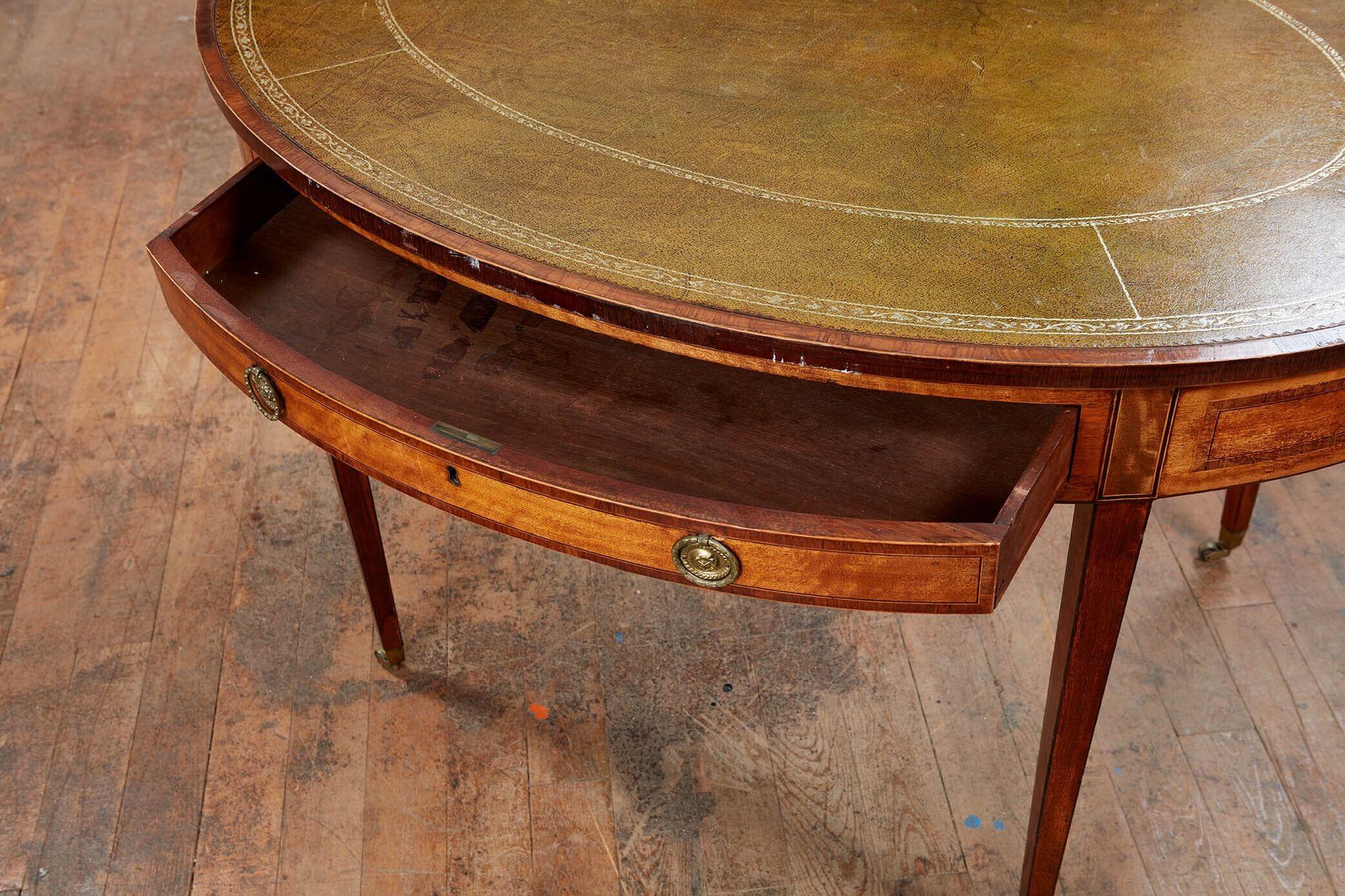George III Satinwood Oval Writing Table In Good Condition For Sale In Greenwich, CT