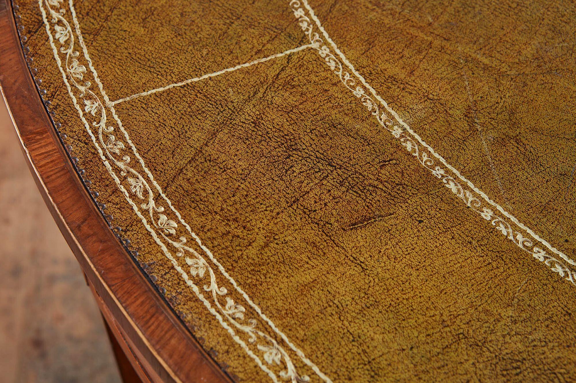 XVIIIe siècle Table à écrire ovale en bois satiné George III en vente