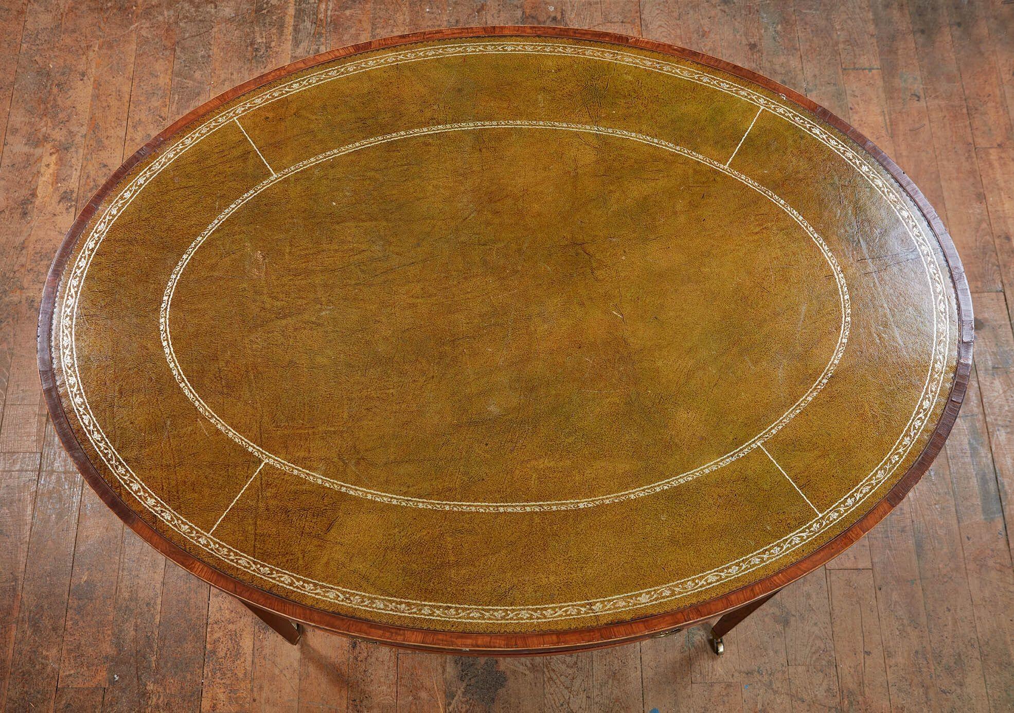 Laiton Table à écrire ovale en bois satiné George III en vente