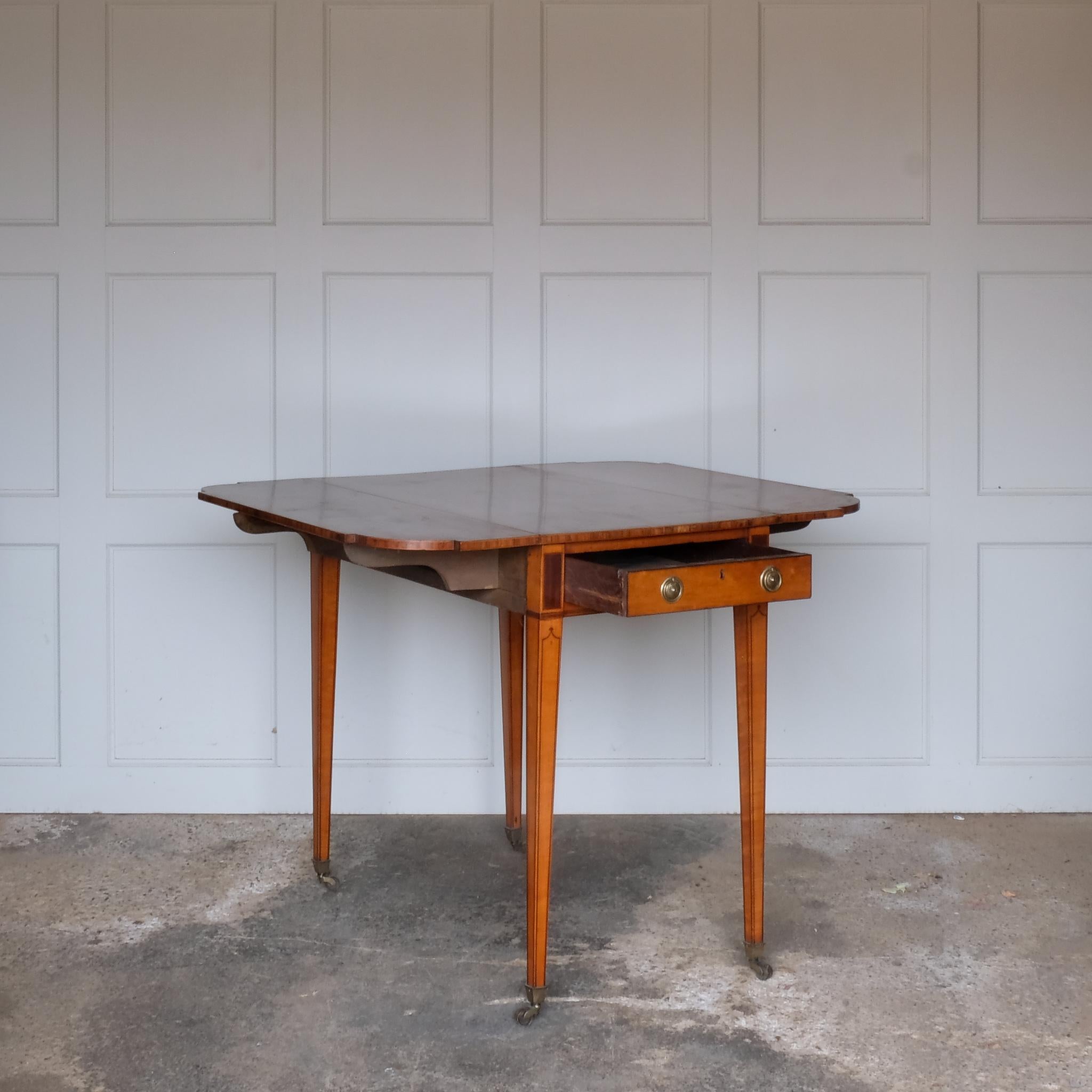 George III Satinwood Pembroke Table In Good Condition For Sale In Kettering, GB