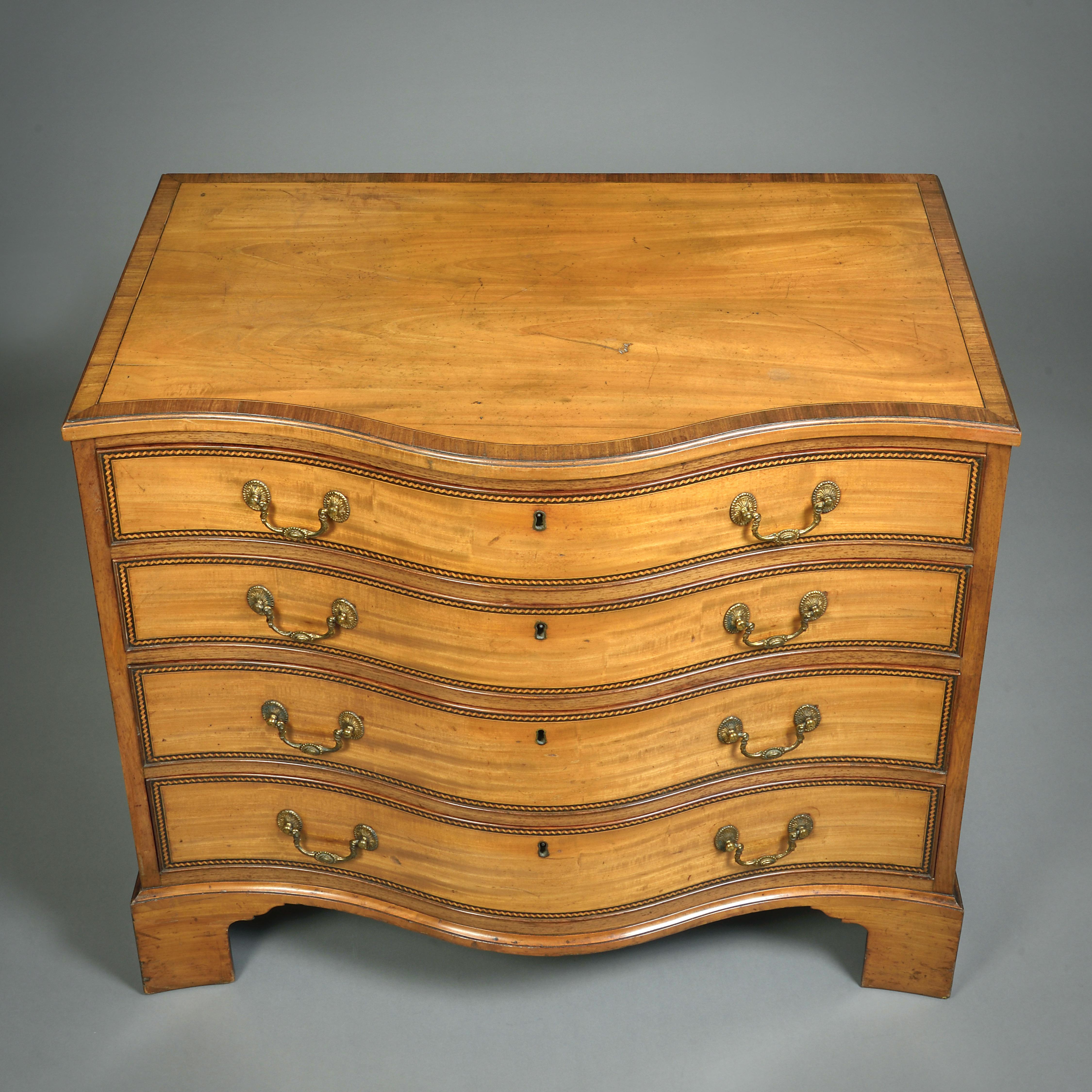 Legno di seta Commode a serpentina di Giorgio III in legno satinato in vendita