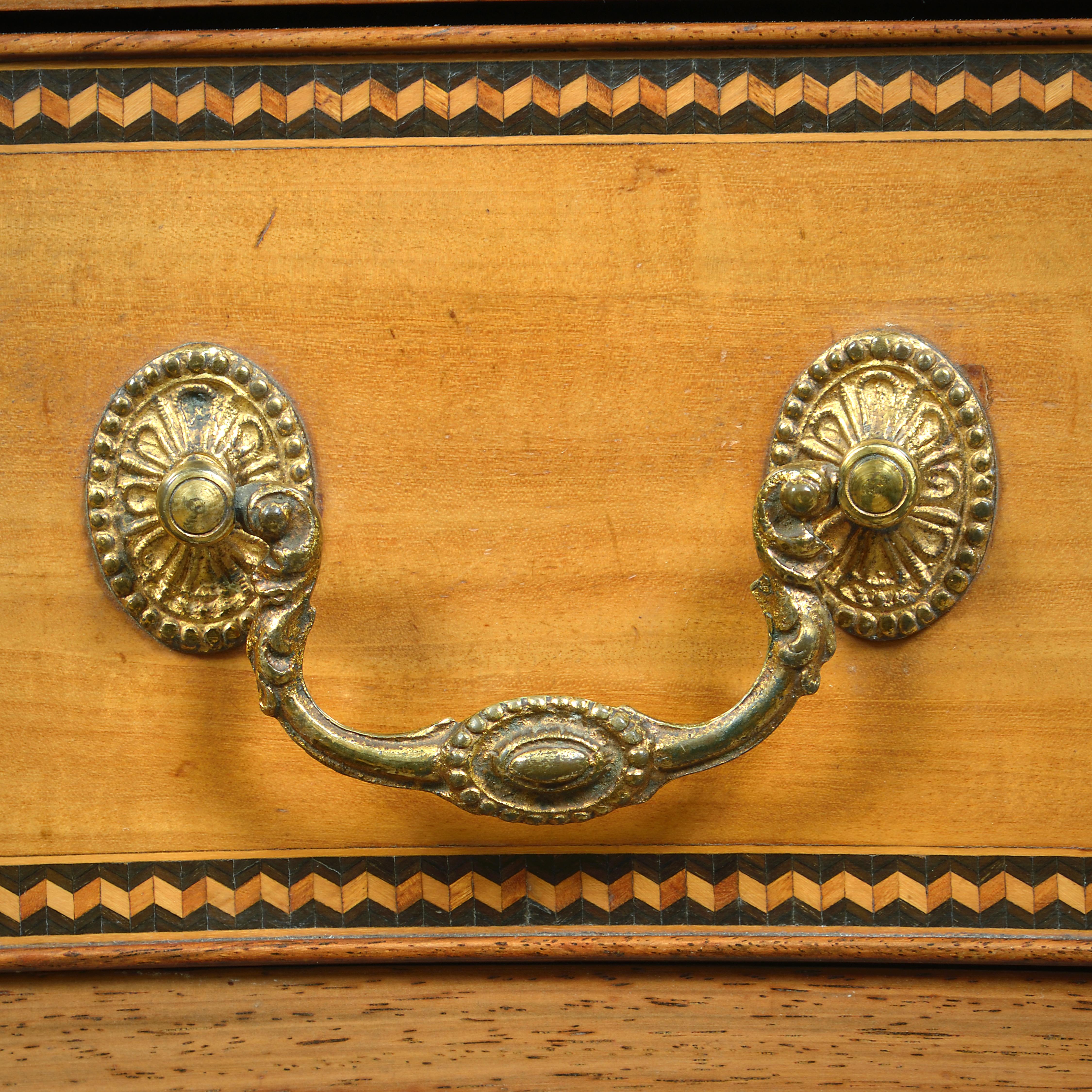 Commode a serpentina di Giorgio III in legno satinato in vendita 1