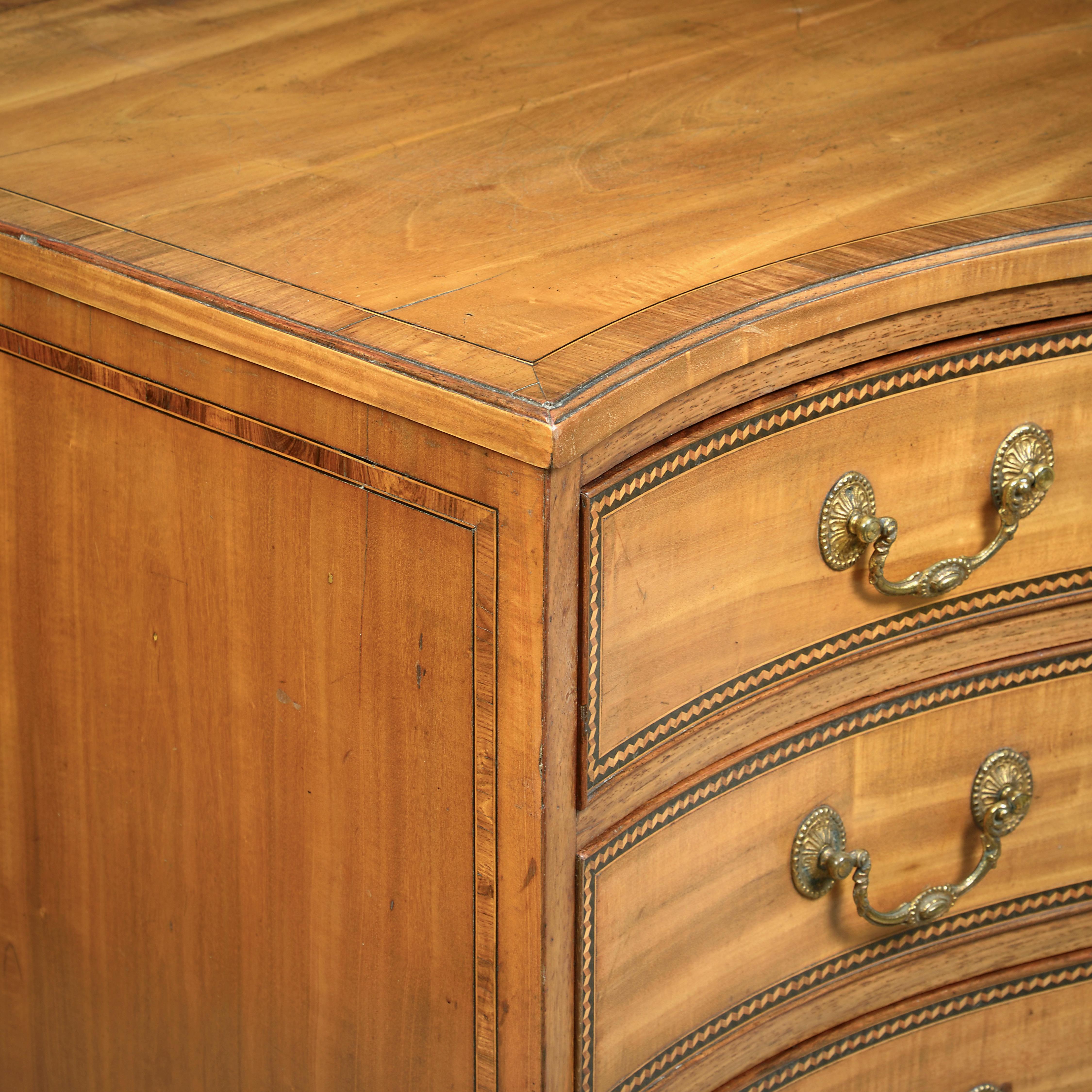 Commode a serpentina di Giorgio III in legno satinato in vendita 2